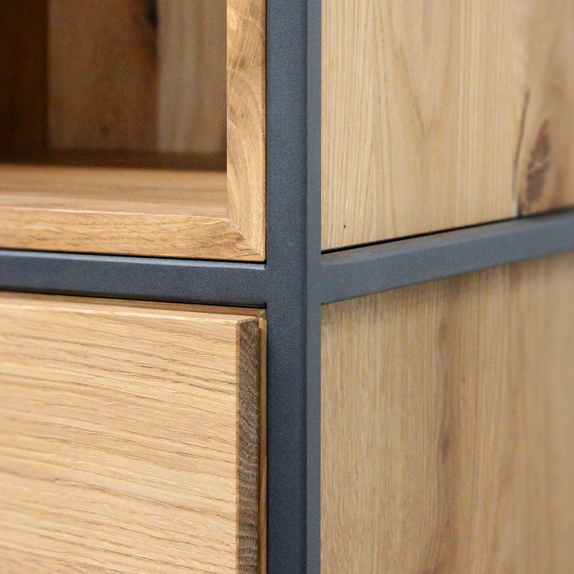 SIGU&BLOOEY KABINET inspiration cabinet showing attention to details, craftsmanship and premium quality in the finishing of the frame welds.