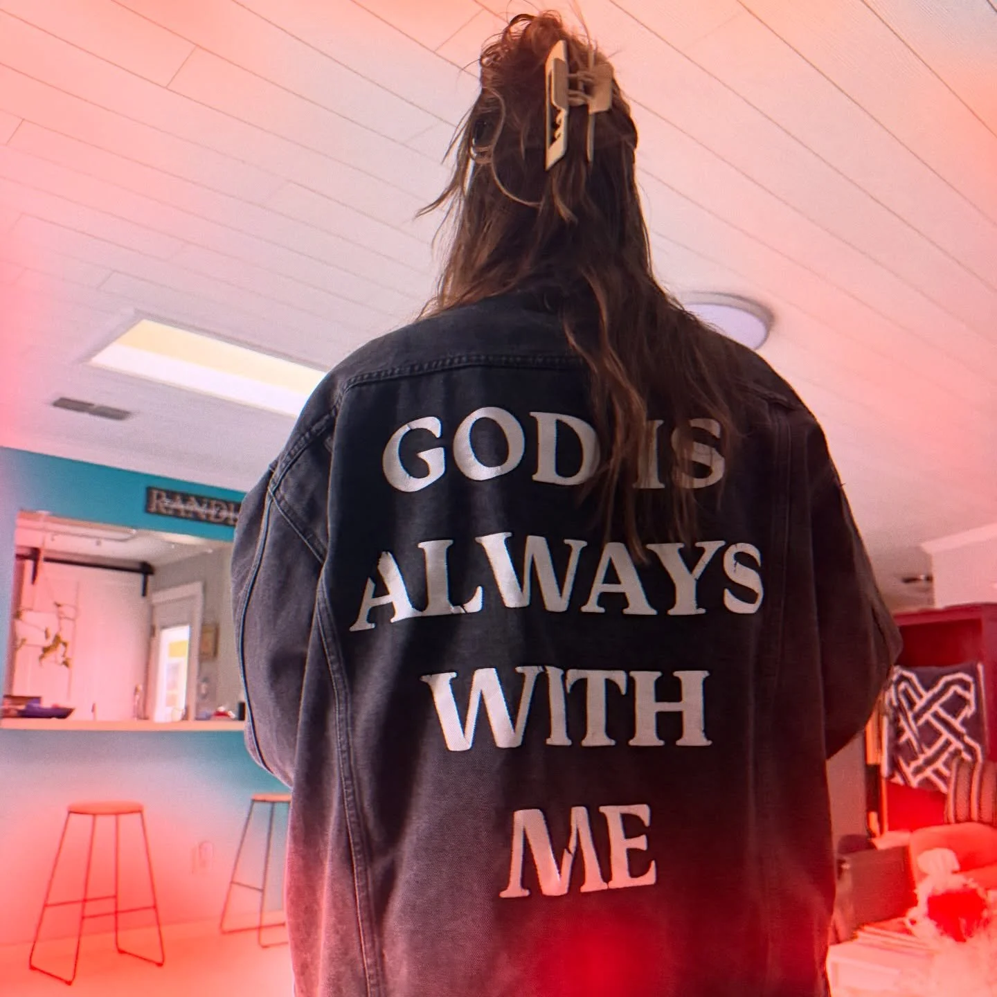 👋Hi! I came here to share a proof of life photo cause I haven&rsquo;t posted in a while and my most recent photo of me alone was this from a few weeks ago. I saw a cute hairstyle I *tried* to copy. Let me tell ya&hellip; asking logical teen boys for