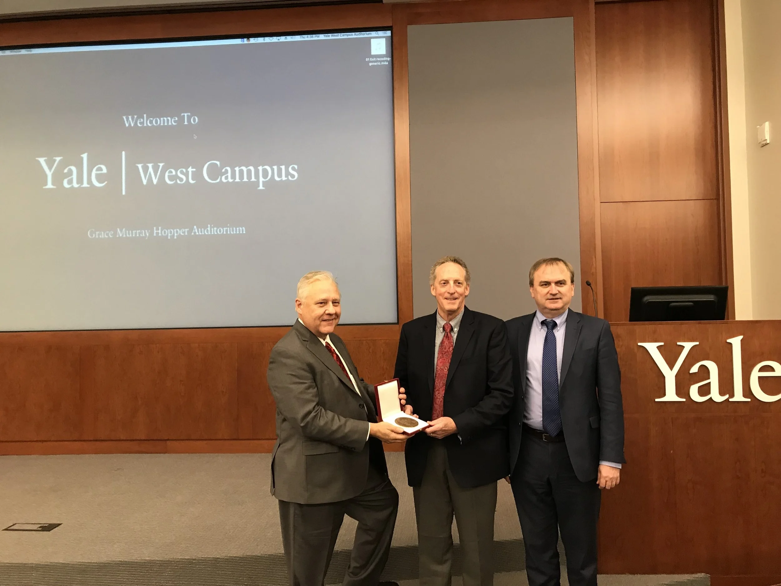 Prof. Lee receives the medal