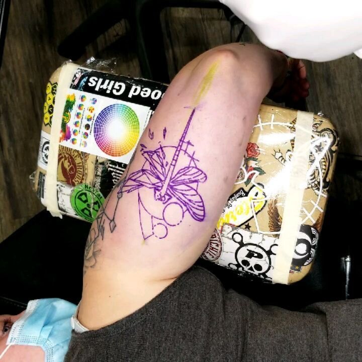 Fun little time lapse. Thank again Kiersten!
#dragonfly #blackandgreytattoo #geometrictattoo #fkironsxion #worldfamousink #kwadroncartridges