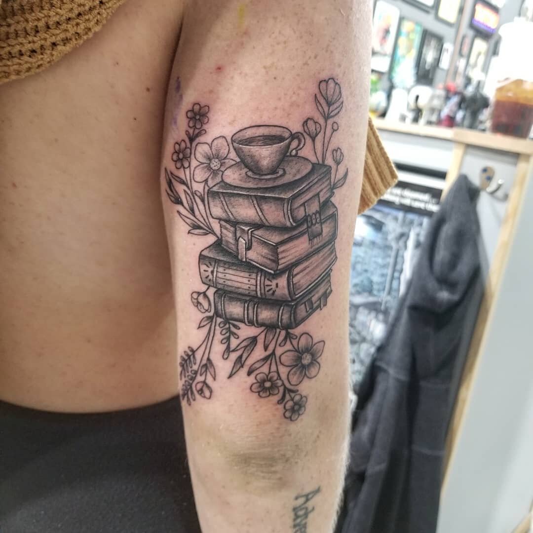 Fun books! Had a blast with this! #blackandgreytattoo #worldfamousink #kwadroncartridges #grandrapidstattoo #lightningrevivaltattoocompany #booktattoo #readordie #electrumstencilproducts