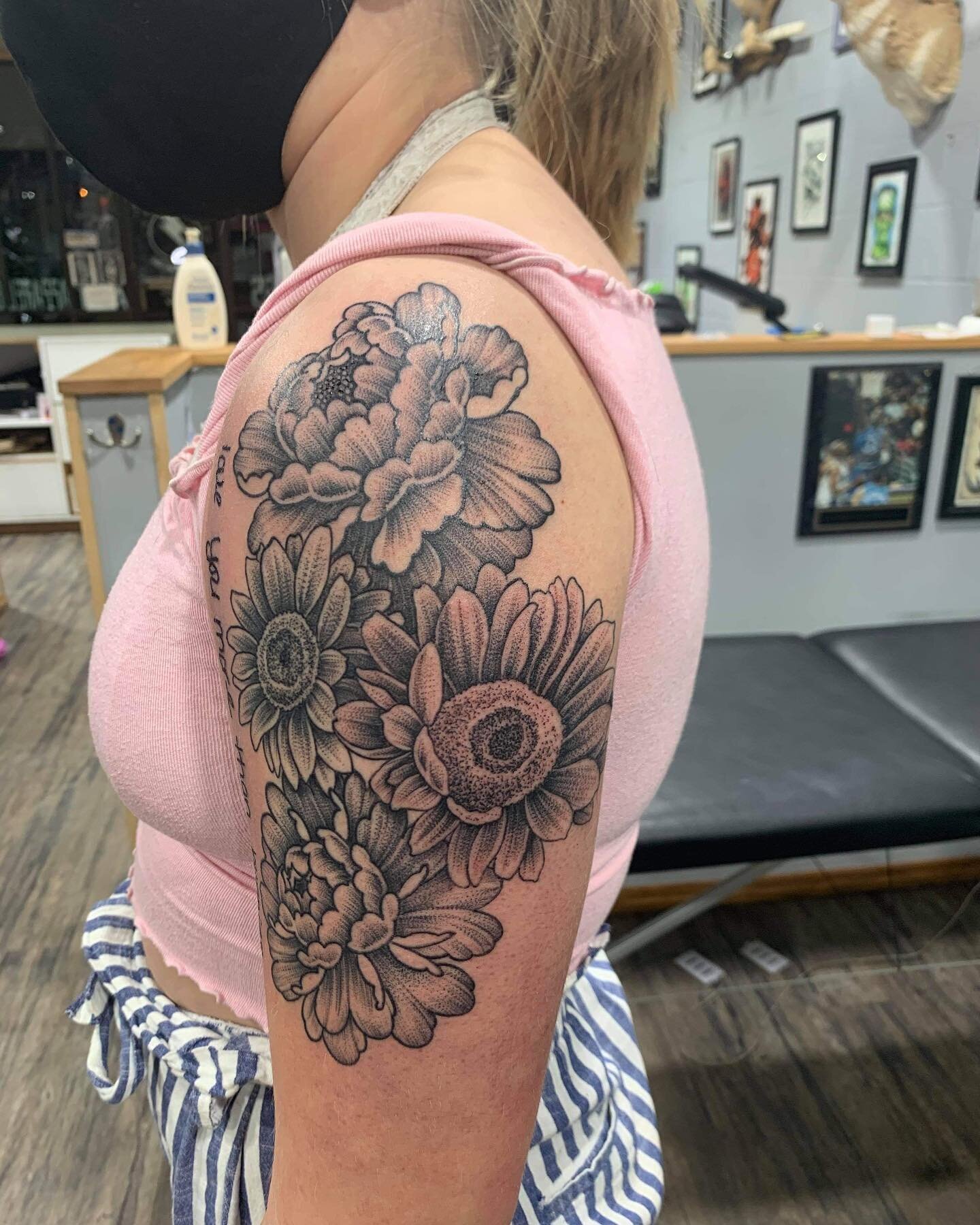 Tattoo Tuesday! @lightningrevivaltattoo 
⚡️
@electrumsupply proteam #electrumstencilprimerproteam 
⚡️
#wearyourmask #armtattoo #tattoosbymattnelson #lightningrevivaltattoocompany #girlytattoos #flower #flowerpower #flowertattoo #ink #tat #dopeart #gi