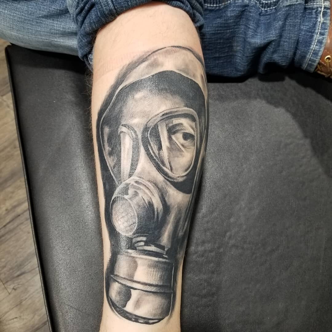 Snagged a healed photo of this today. Sorry for the glare. Thx cody. #blackandgreytattoo #grandrapidstattoo #fkironsxion #worldfamousink #gasmask #healedtattoo #electrumstencilproducts #lightningrevivaltattoocompany