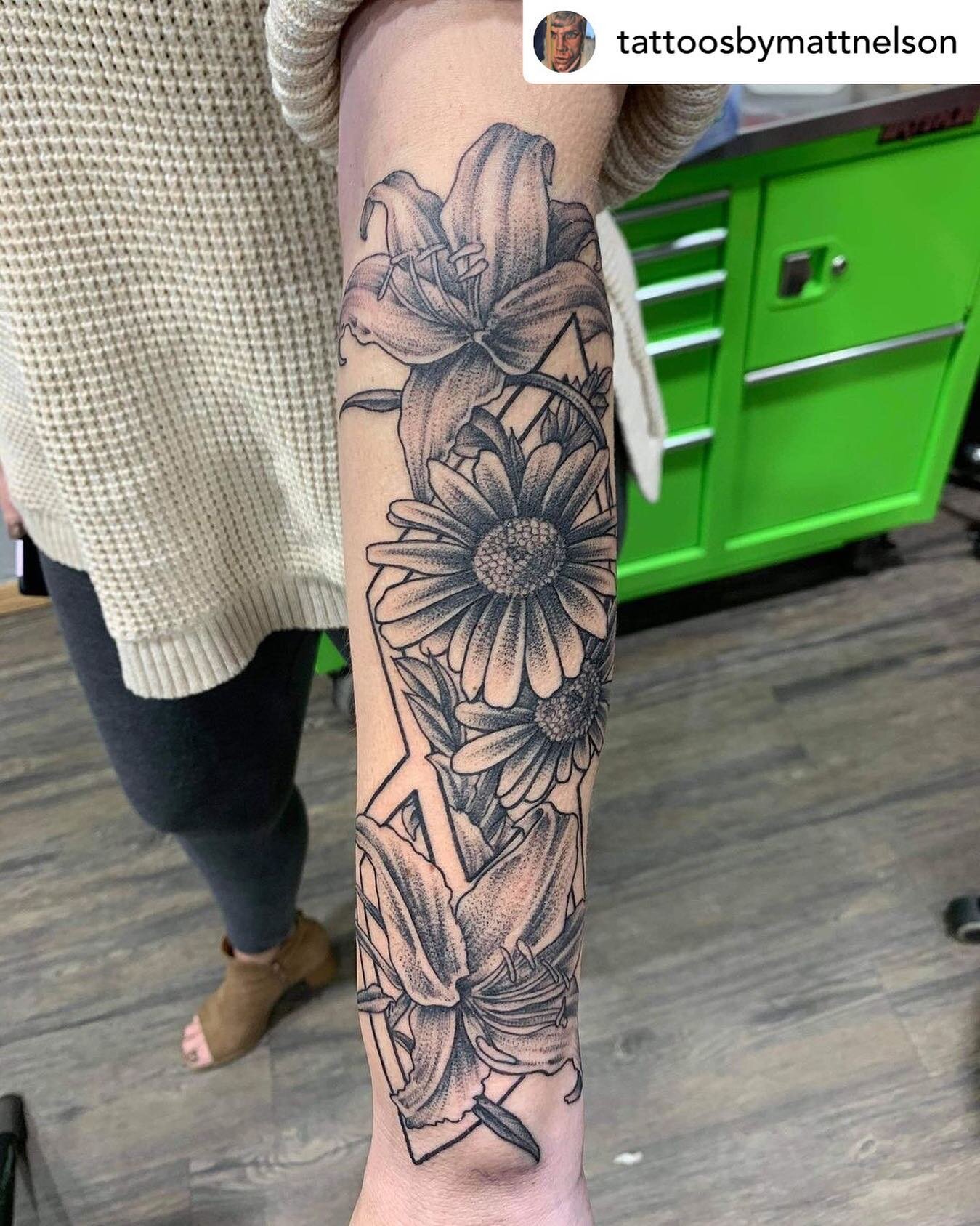 Made by: @tattoosbymattnelson 

Posted @withregram &bull; 
⚡️⚡️
Proud @electrumsupply pro-team artist
⚡️
..
..
#sundayfunday #flowerstagram #tattoolife #armtattoo #prettytattoos #bngtattoosociety #bngink #blackandgreytattoo #flowertattoo #inkedup #in