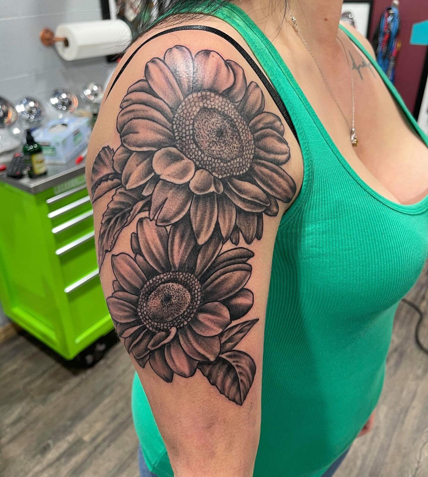 Always have fun doing some flowers! Would love to do some more like this! 

To make an appointment or talk tattoo ideas please email: mattbooking@lightningrevival.com 
⚡️ 
Proud @electrumsupply artist
⚡️ 
#tattoos #inkstagram #tattooed #newtattoo #ar