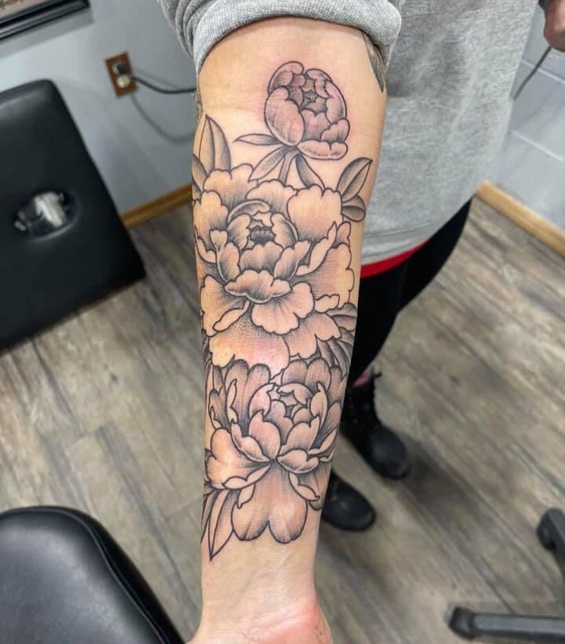Thanks @happy.healthy.fit222 for allowing me to tattoo this one on ya! Whole inner arm done in one shot! Always love flowers &amp; would love to tattoo yours at @lightningrevivaltattoo 
⚡️ 
Proud @electrumsupply pro-team artist 
⚡️ 
To book an appoin
