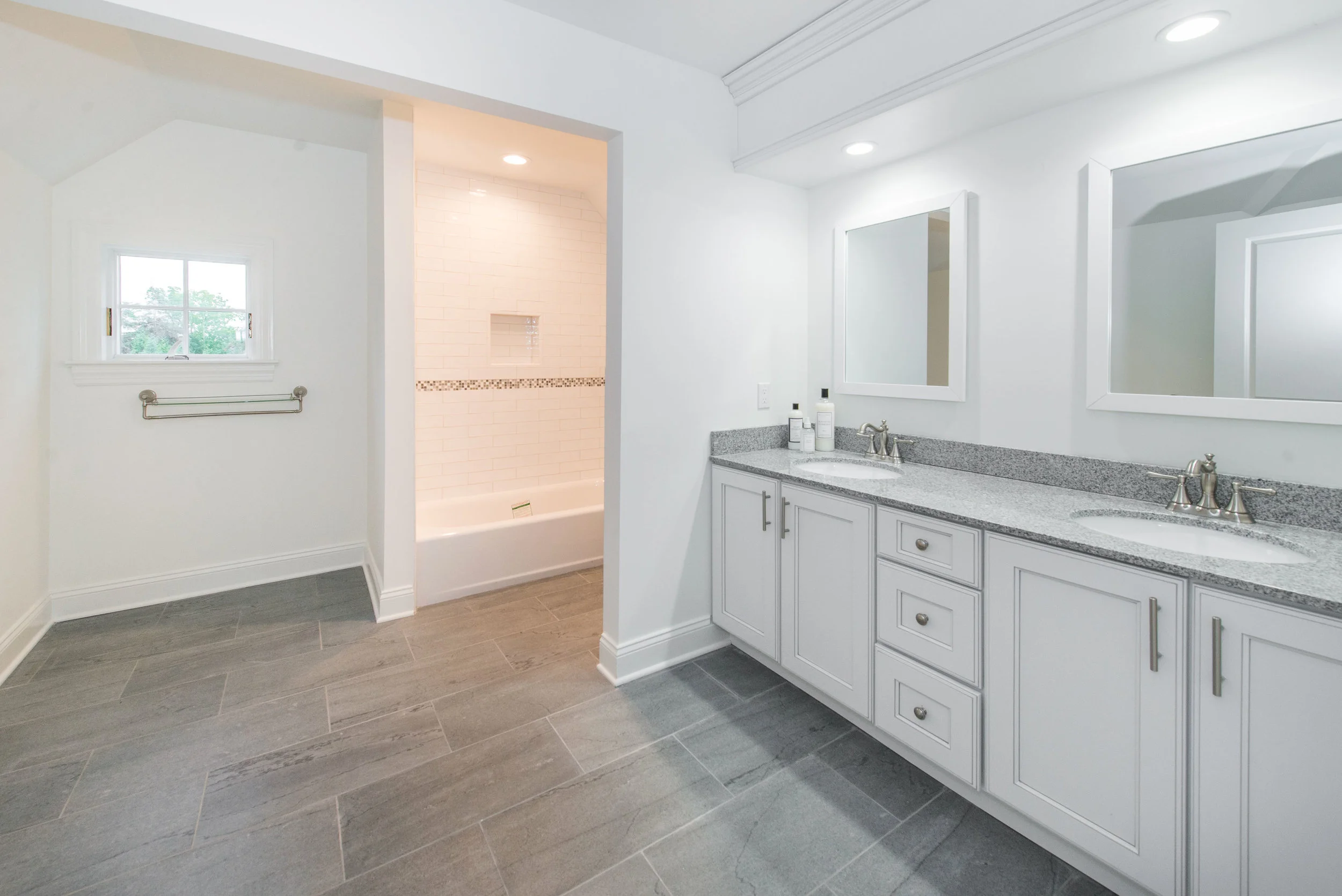 2nd Floor Main Bath - 2 Gates Lane