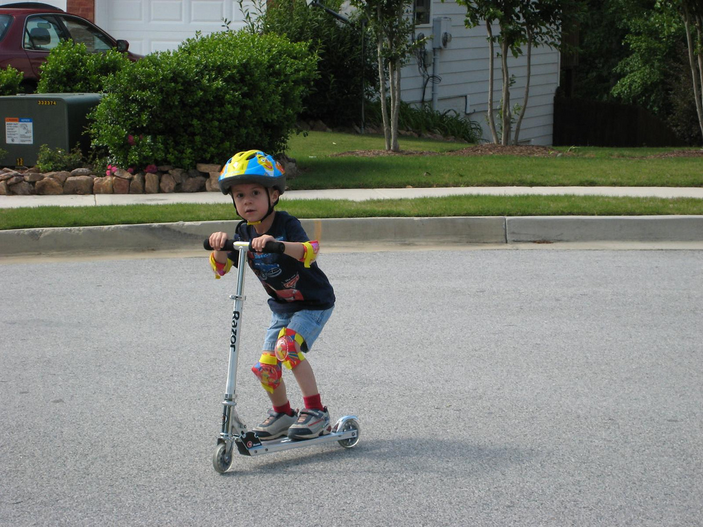 Razor Scooter Google Image Labeled for Reuse 2491293180_6542e8d5d1_b.jpg