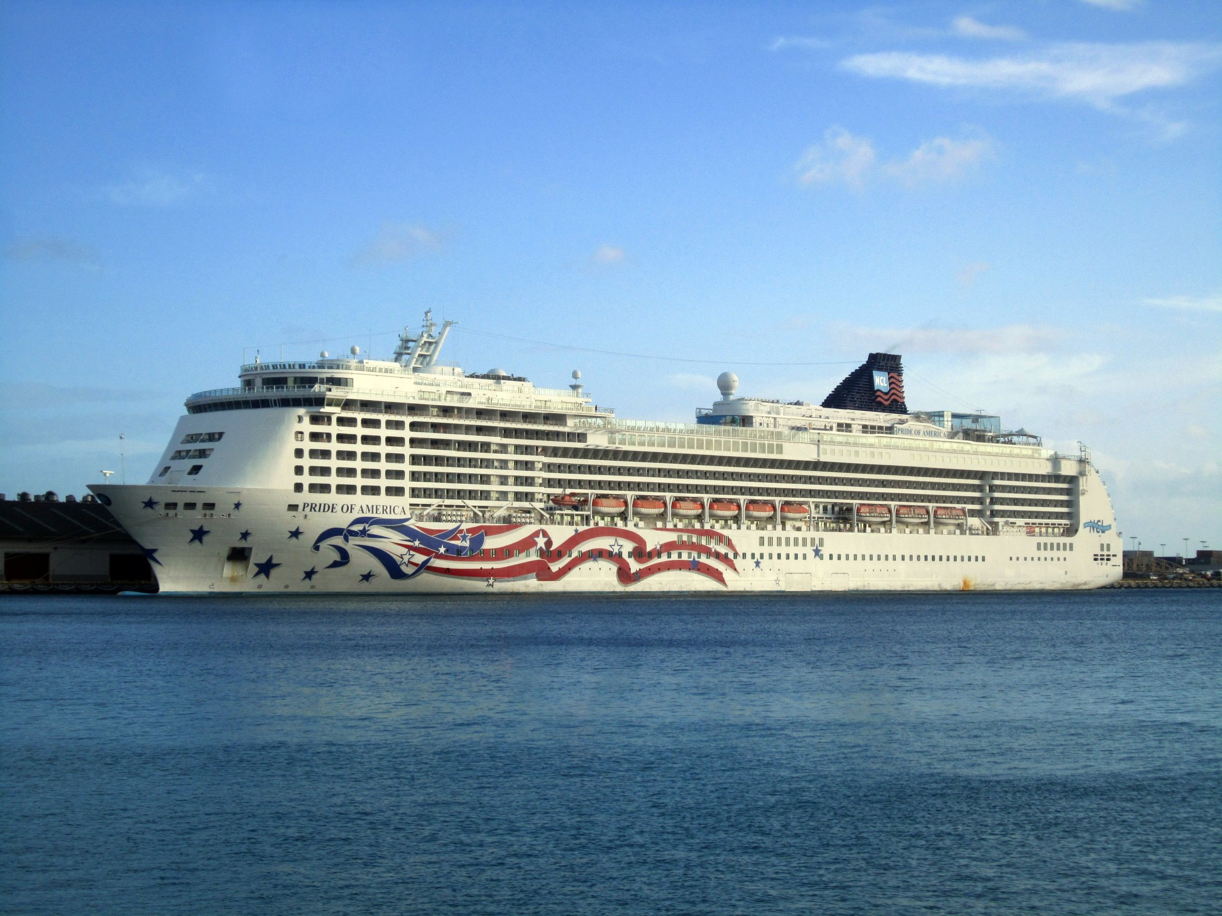 Pride_of_America_in_Honolulu.jpg