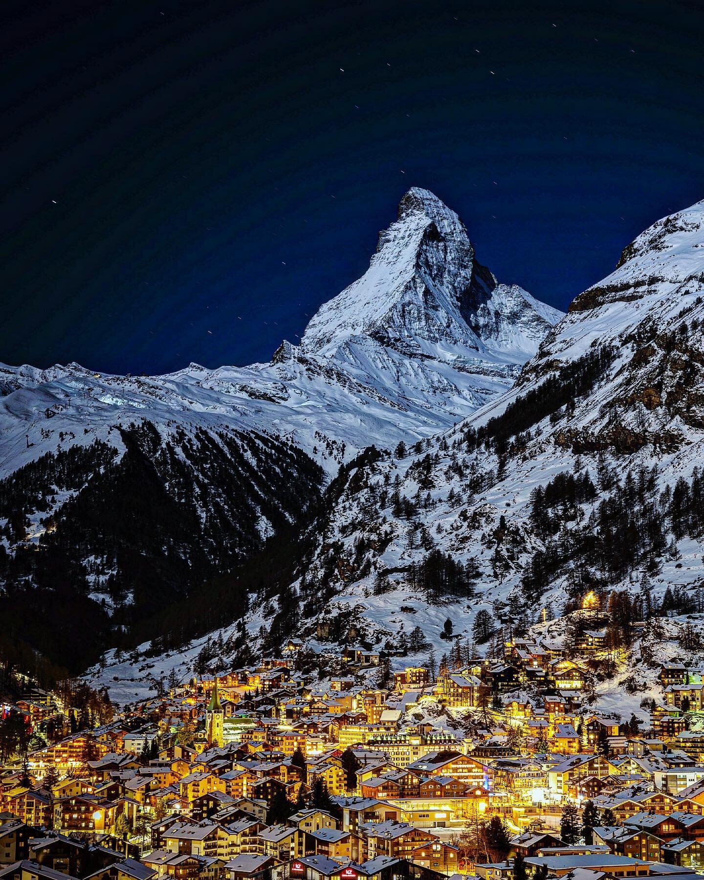 Winter in Zermatt!❄️🎄🇨🇭www.dli-travel.com #travelphotography #switzerland #zermatt #dlitravel #arrivederciwineandjazz #vacation #swissalps