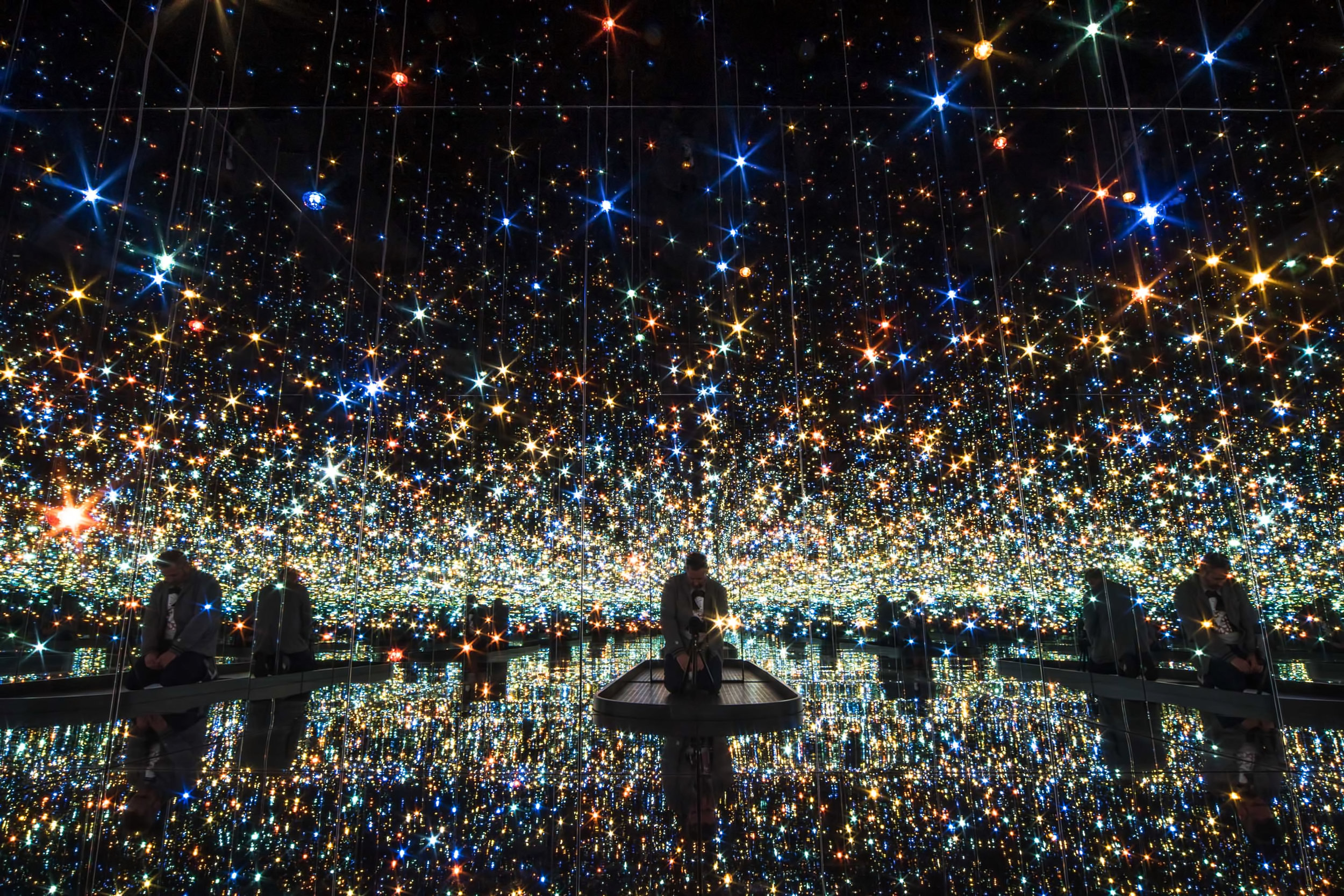  Infinity Mirrored Room — The Souls of Millions of Light Years Away 