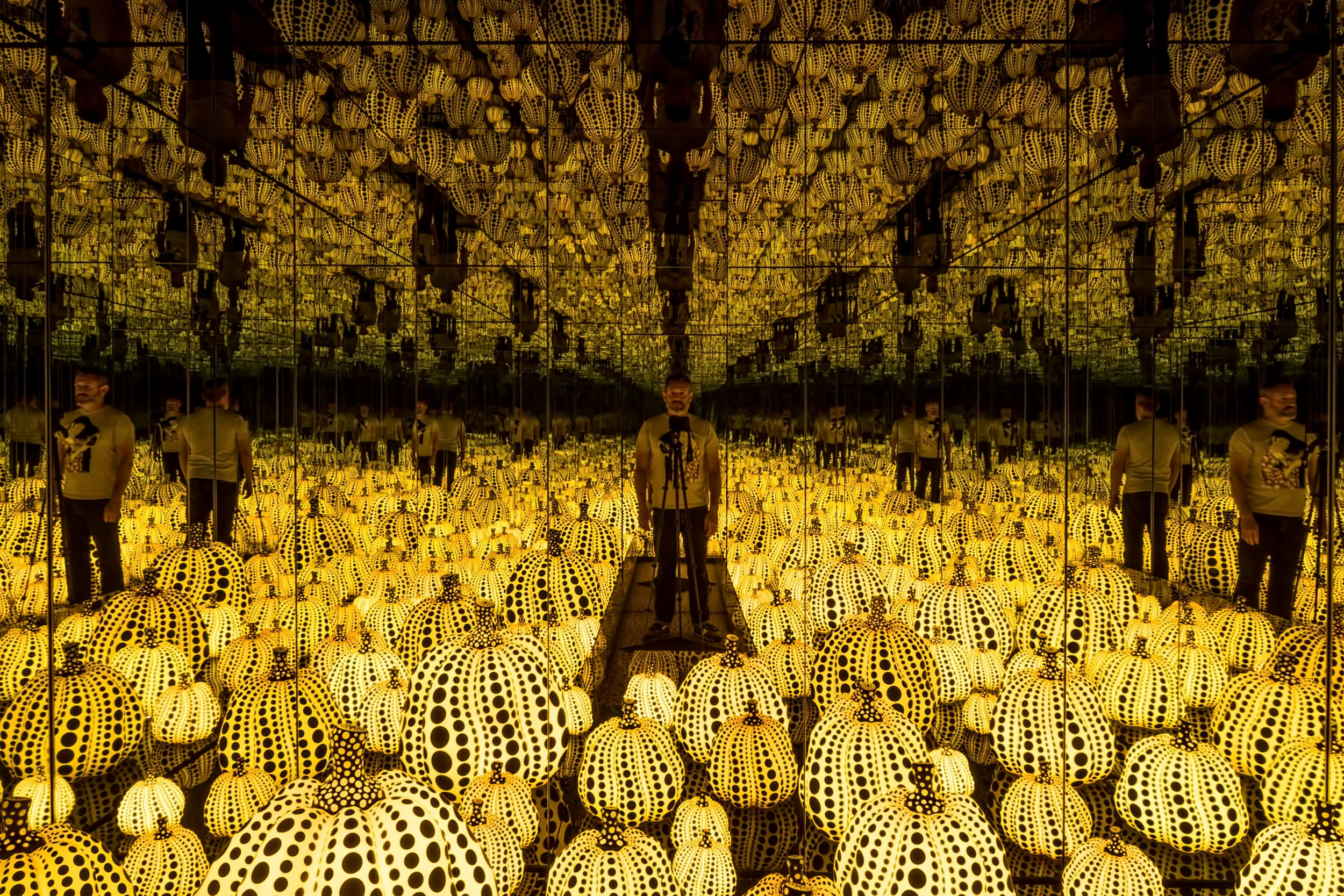  Infinity Mirrored Room — All the Eternal Love I have for the Pumpkins 