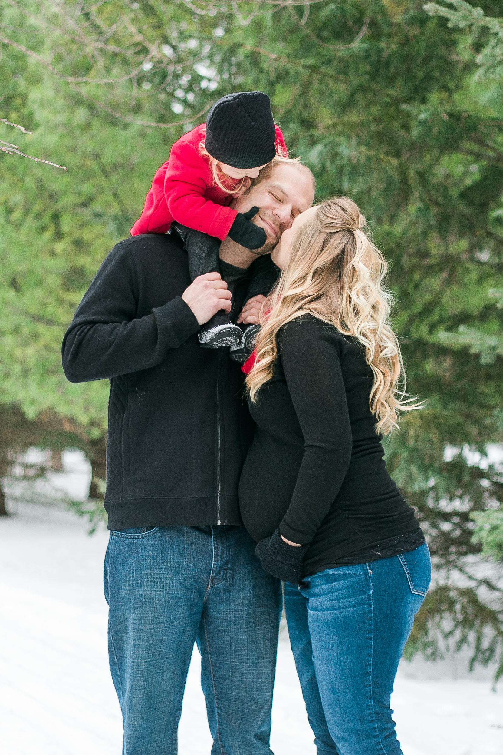 outdoor winter maternity session pewaukee wisconsin vanessa wyler