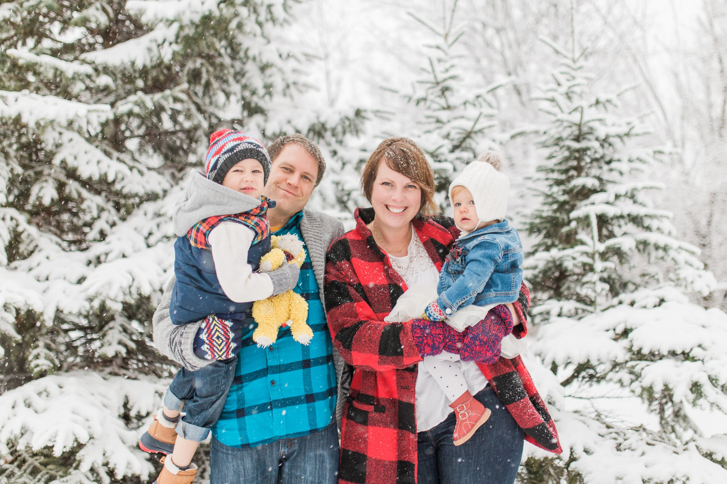 vanessa-wyler-photography-winter-snow-family-mini-session-sussex-wisconsin