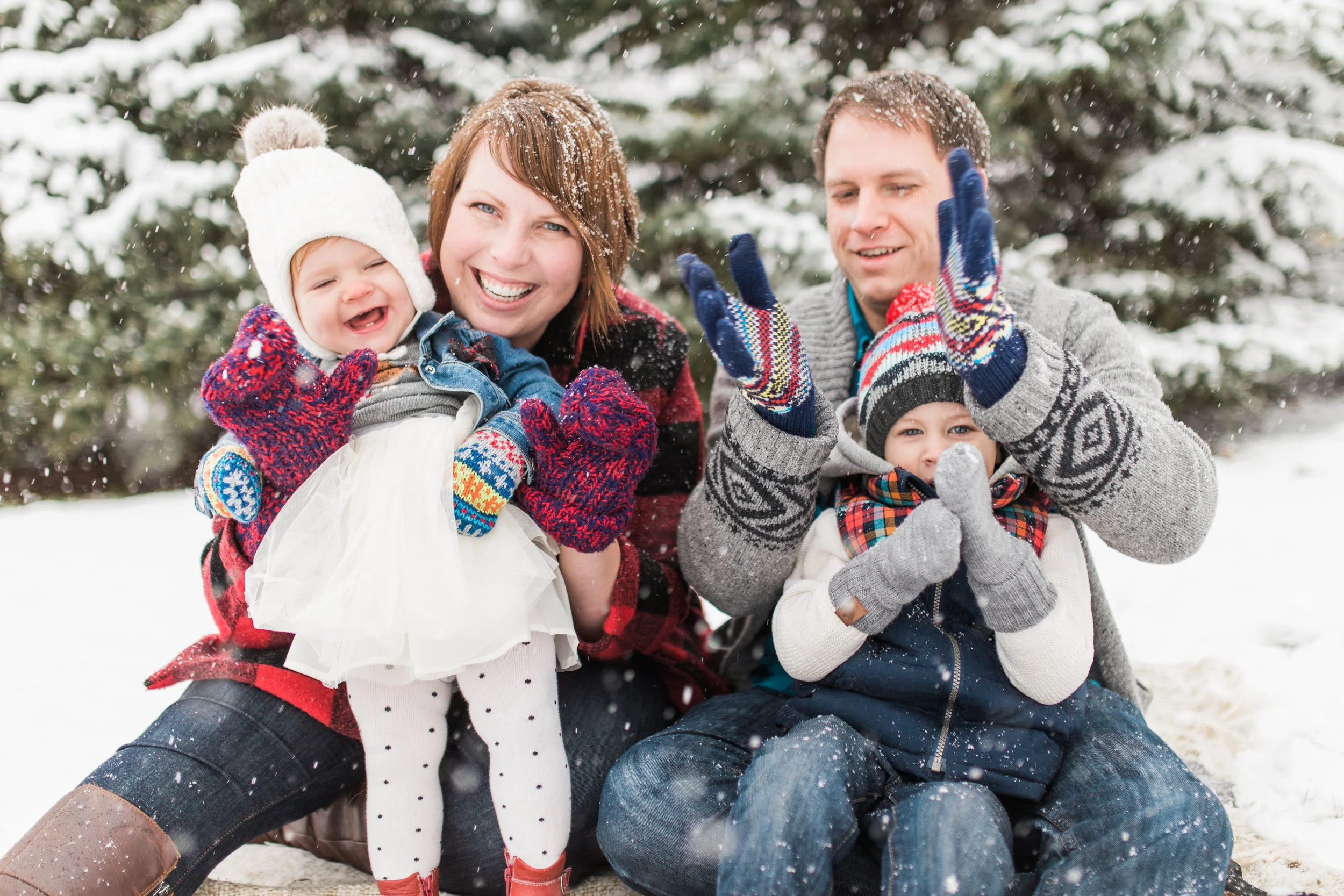 vanessa-wyler-photography-winter-snow-family-mini-session-sussex-wisconsin