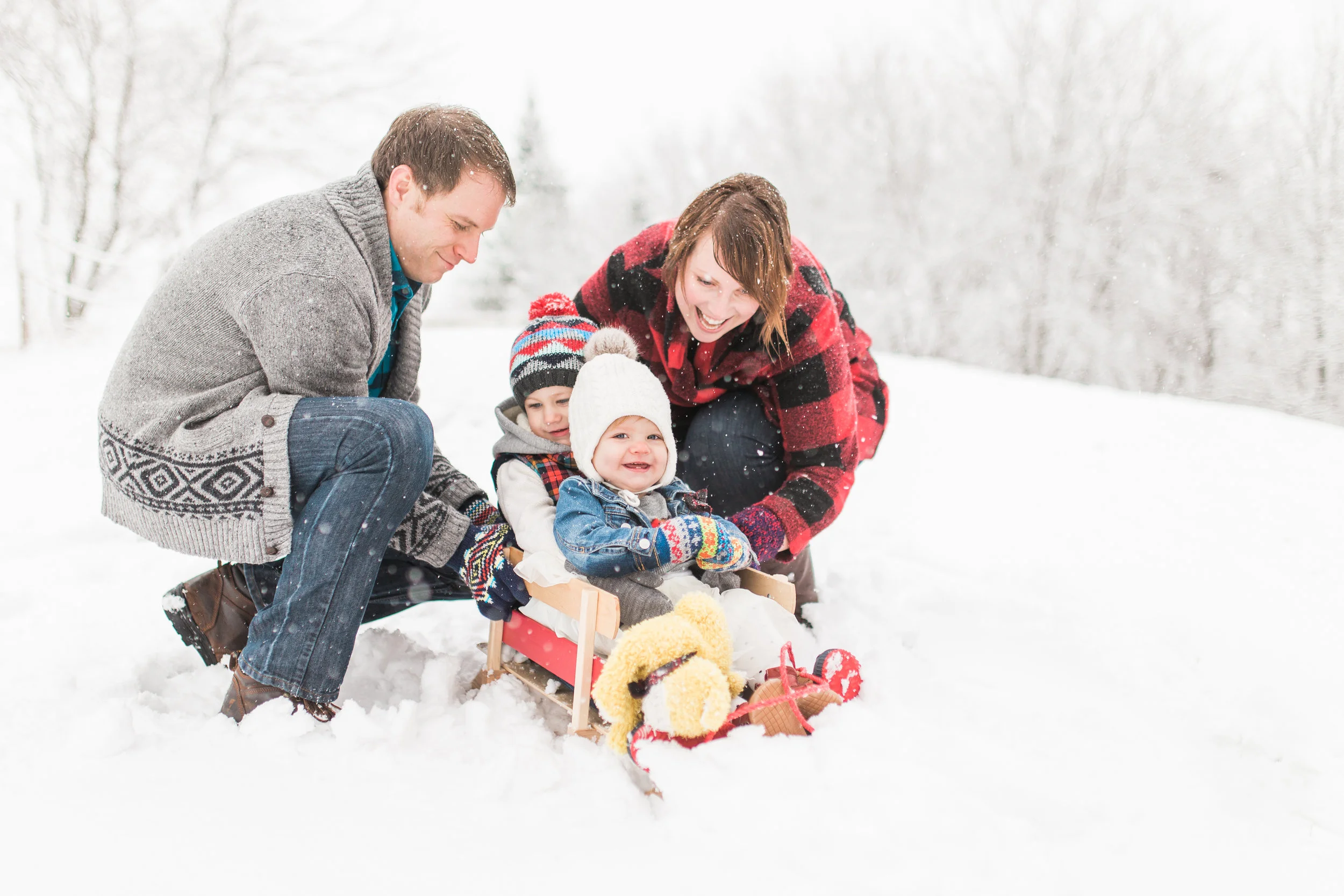 vanessa-wyler-photography-winter-snow-family-mini-session-sussex-wisconsin