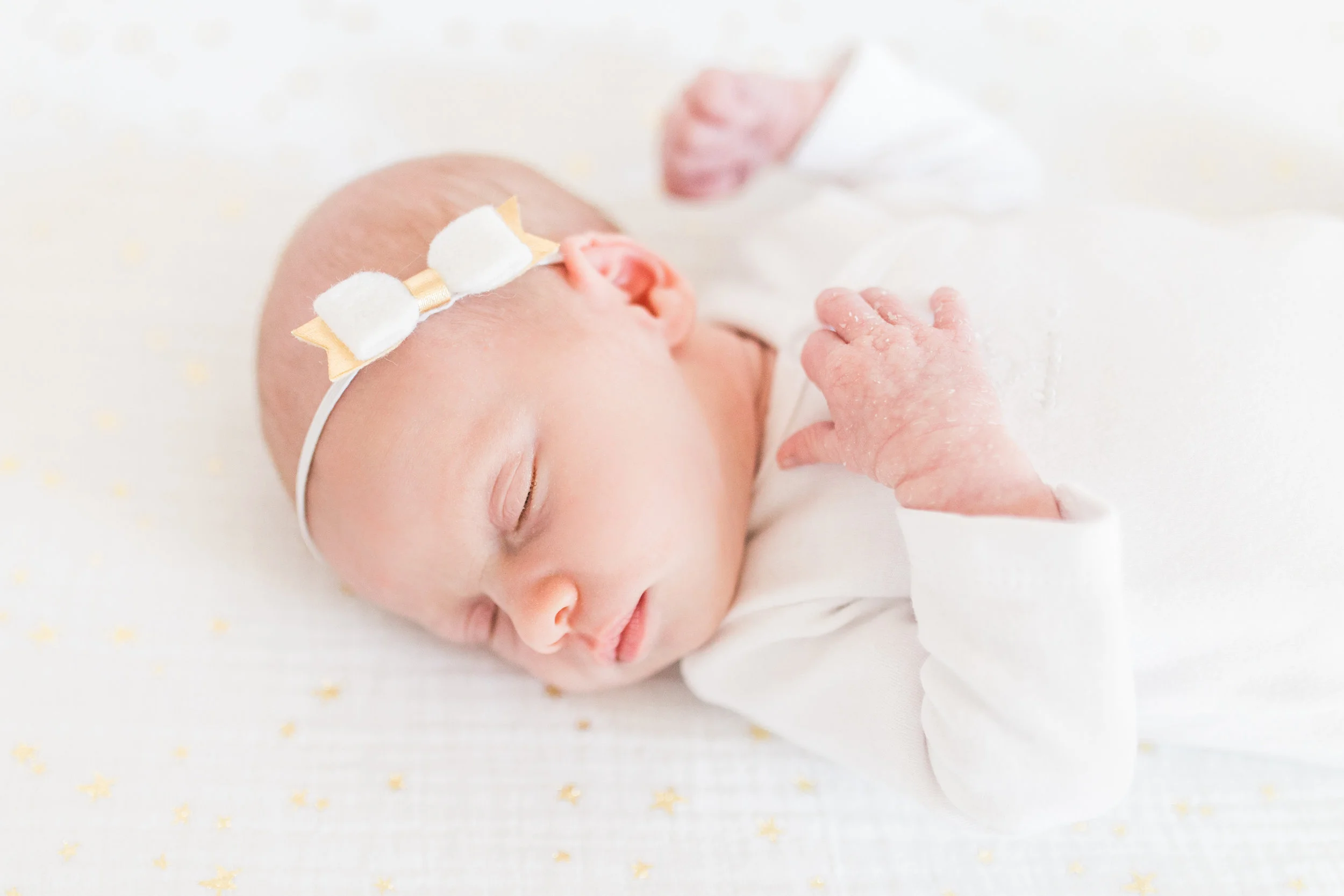 vanessa wyler waukesha newborn photography lifestyle floral nursery wallpaper