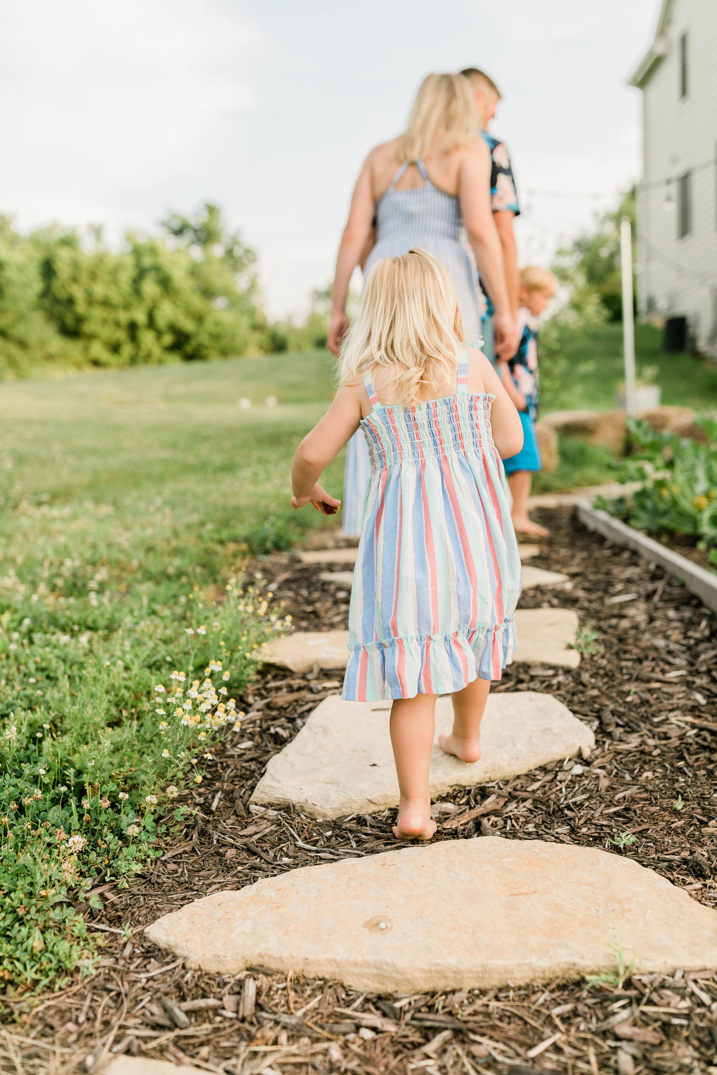 vanessa wyler photography summer backyard family photography new berlin