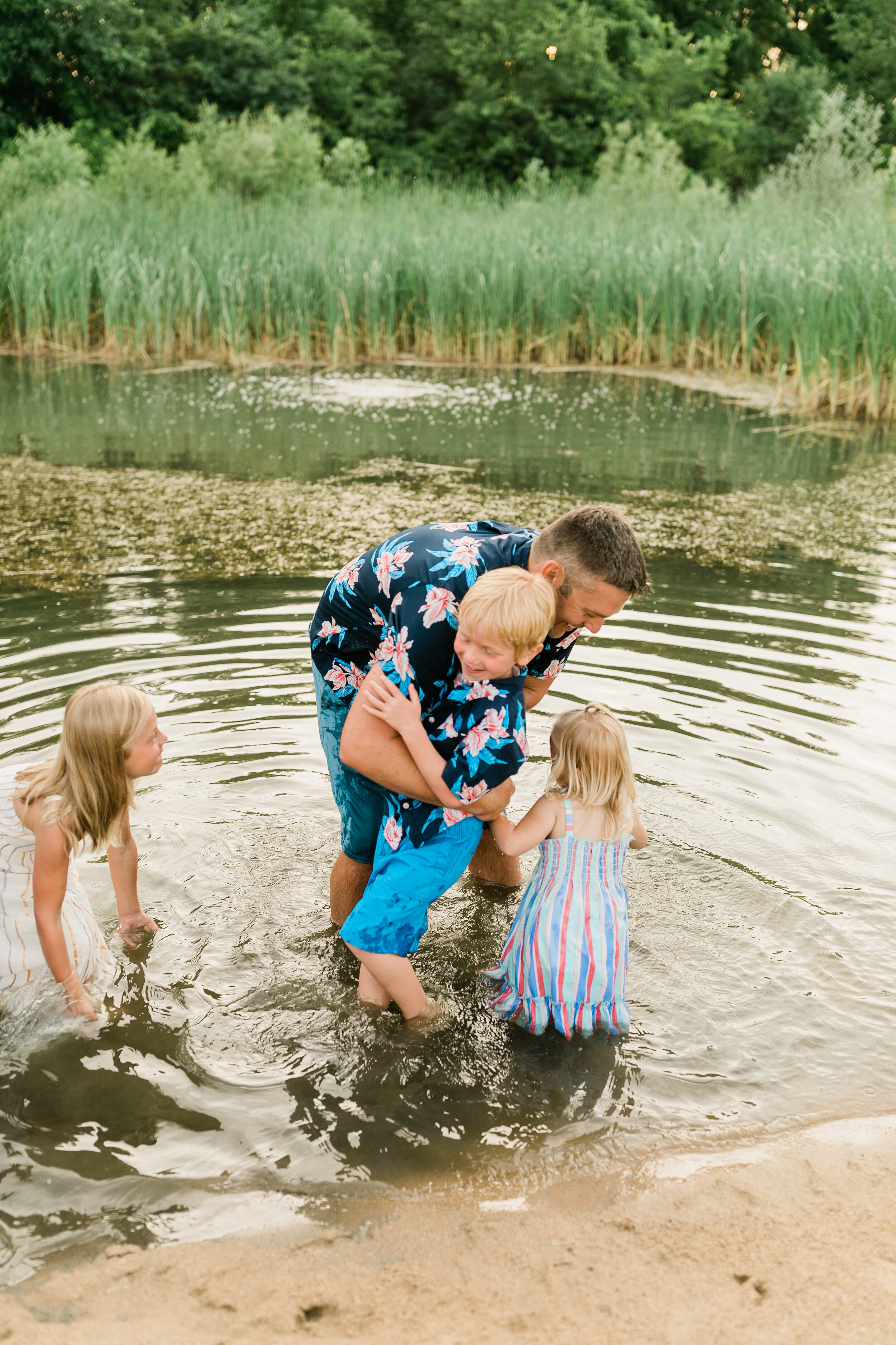 vanessa wyler photography summer backyard family photography new berlin