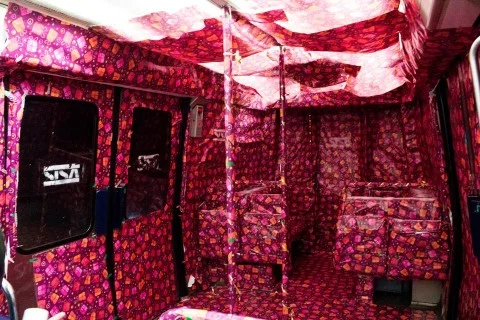 The gift-wrapped carriage, Image: Clea Polar and Gabriel Defrocourt.