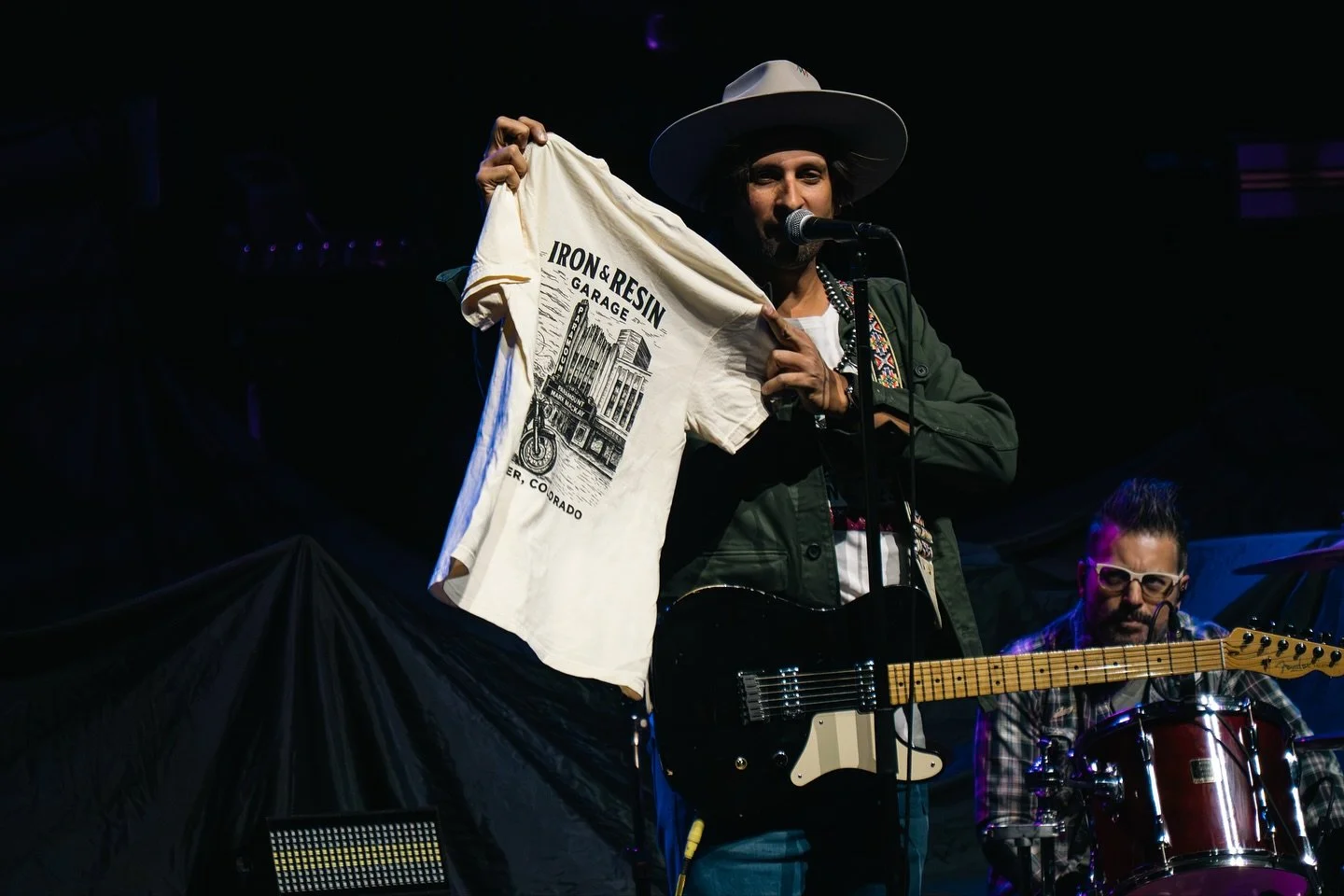 Denver u RULE!! This Saturday special VIP show at Iron and Resin in @stanleymarketplace for the launch of my new Colorado tee shirt!!!Ticket link in bio see yall there!! @inrgaragednvr 

📸 @picsxpat