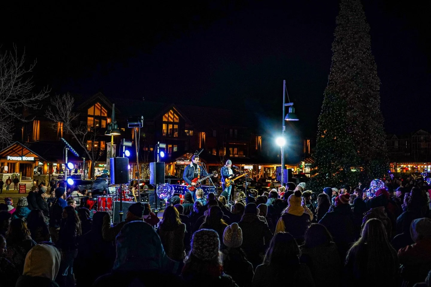CHRISTMAS TOUR 2025 KICKED OFF HUGE LAST NIGHT 🎄🎅🏻 Thanks to our friend Jeff for capturing all the magic. See y&rsquo;all at the Conrad in Nashville on Tuesday&hellip; hope you&rsquo;re loving our new holiday record!! -M

@staylocaltahoe @heavenly