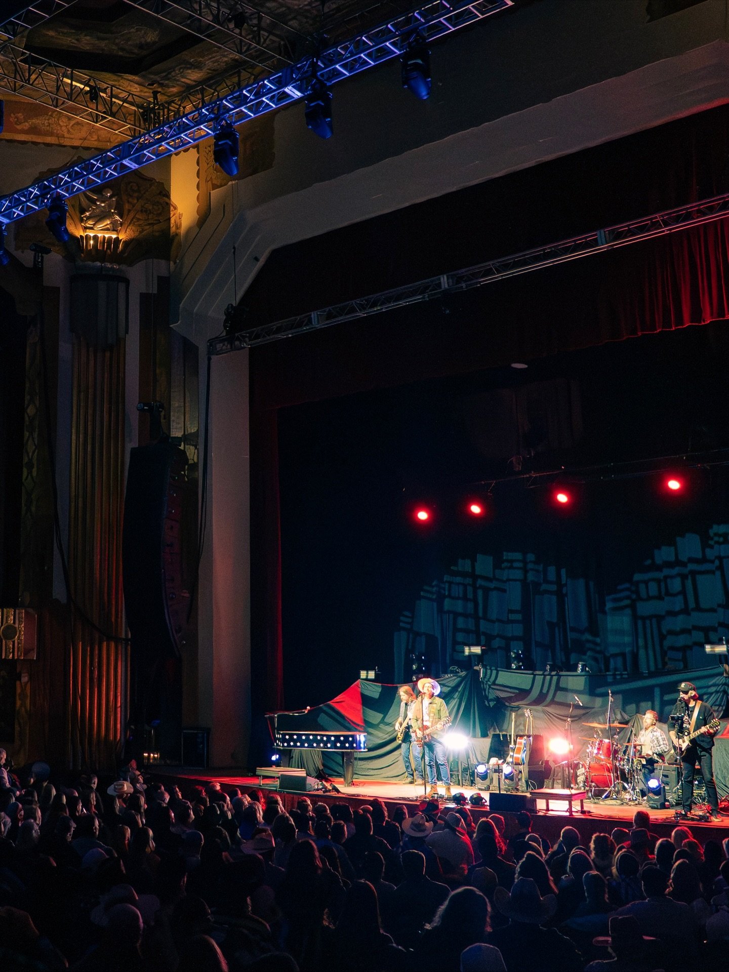 Hey Denver! We&rsquo;ve had some magical shows in Colorado this year and can&rsquo;t wait to bring our Christmas Show to @globehalldenver on Dec 18! Tag your friends and get tickets now!! Link in bio 🎄🎅🏻 

@aegpresentsrm 

#denver #denvermusicscen