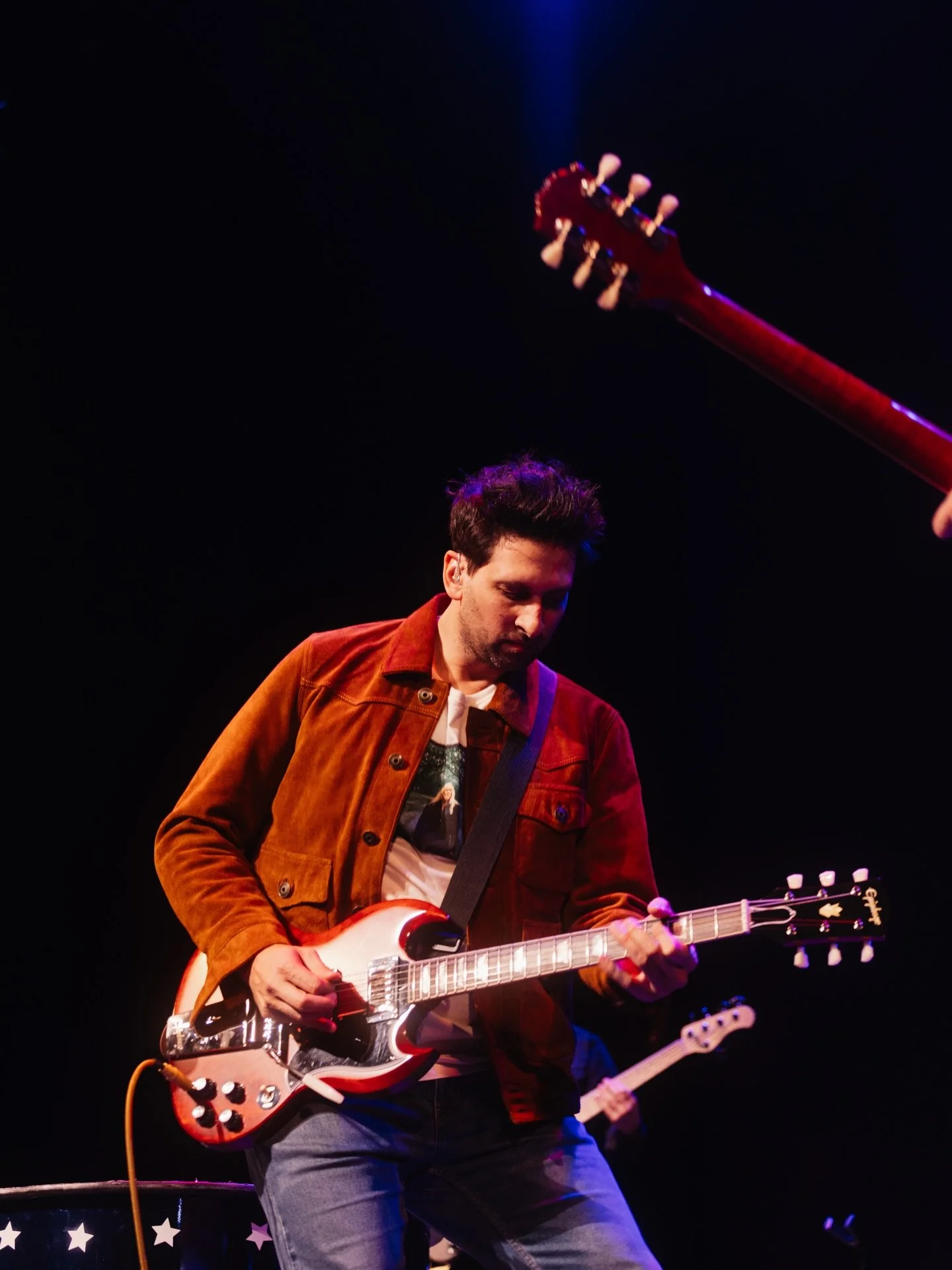 Suede jackets and a very beautiful night at the Harris Center in California last night ✨ 

@ironandresin 

📸 @iris_leonardo 

#concert #guitar #singer #songwriter #concertphotography