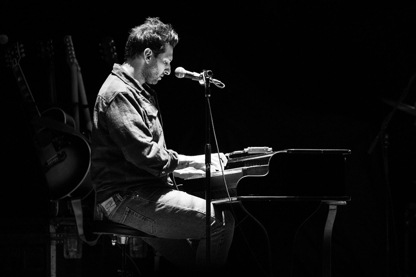 When I grow up I wanna be a piano player. Thanks for capturing some great moments of a great show @ash.yvonne.images ! @ironandresin 

#piano #singer #songwriter #newsong #concertphotography