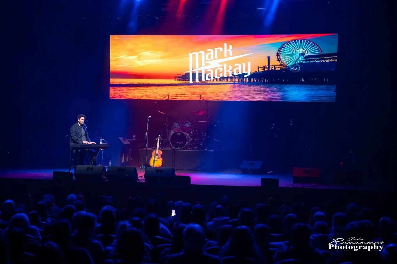 Thanks @unclekracker for having me this weekend 💪🏽 played a solo set of guitar, piano, harmonica and guitar piano and harmonica at the same time 😂😂😂 yall were way too much fun

📸 @john_reasoner 

#unclekracker #shipshewana #acoustic #piano #sin
