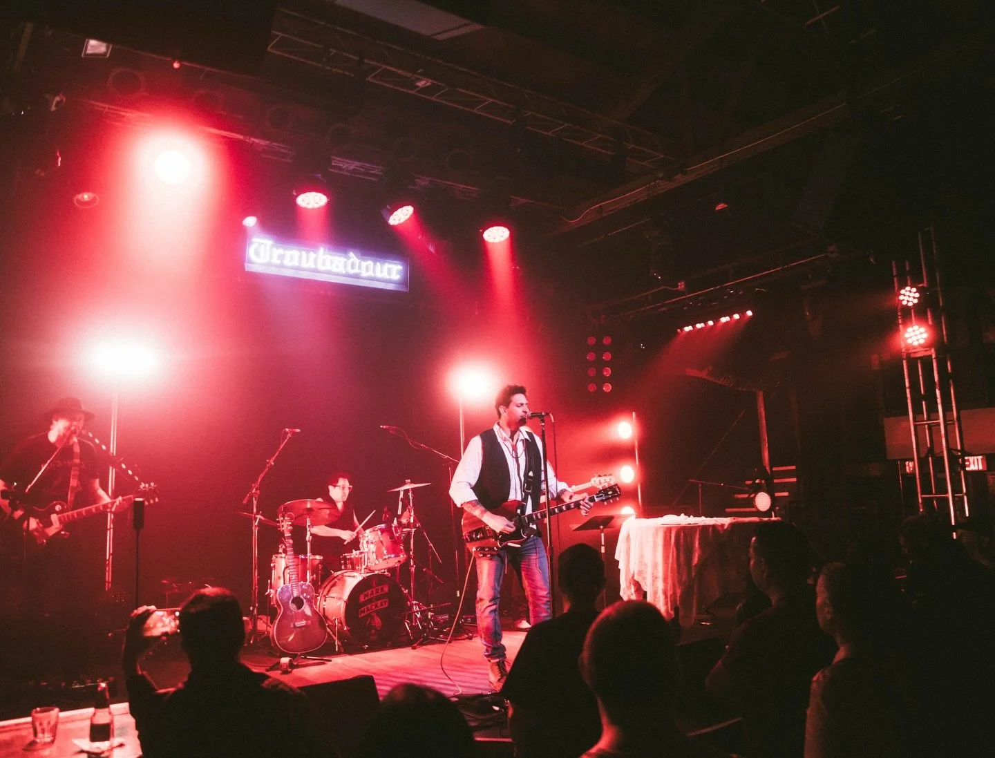 What a surreal night at the Troubadour in Hollywood!! Thanks to everyone who made the night possible&hellip; @universalmusicgroup @blueelan @morganmyleslive @jefferymarshall @zbassface @andressilvag @webookbands @iris_leonardo @cathycardenaspr 

#con