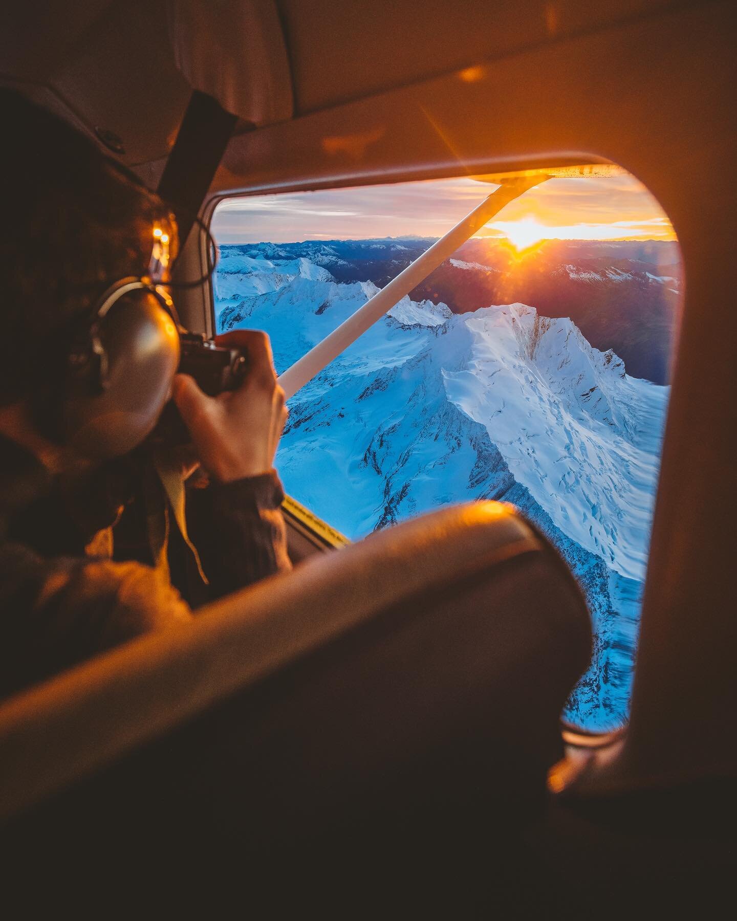 Window views from 10,000 feet above the southern Alps in New Zealand. An absolutely perfect morning, and a memory I often revisit 🏔