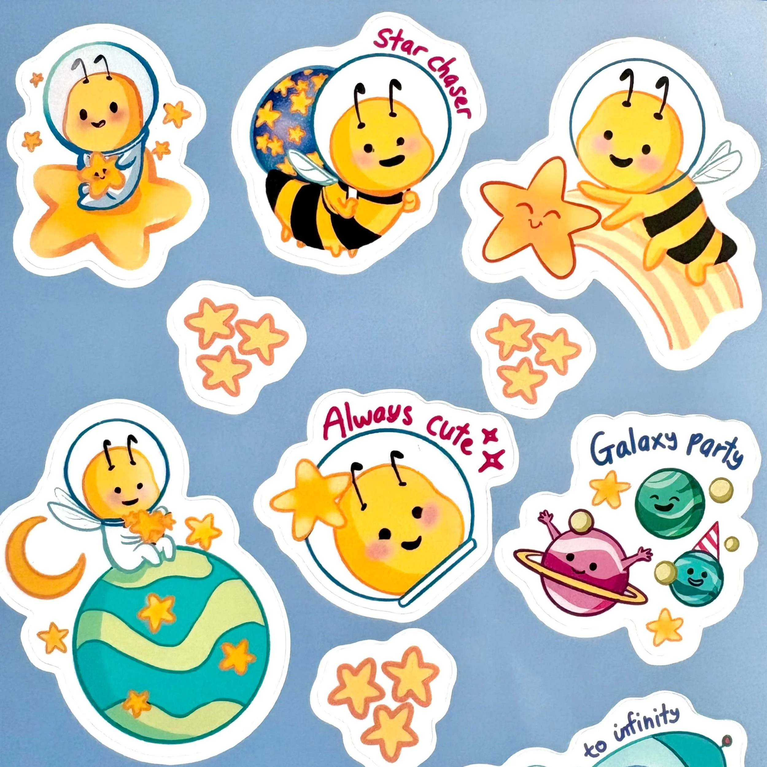 Sticker sheet d'une abeille cosmonaute qui part rendre visite à ses amies les étoiles