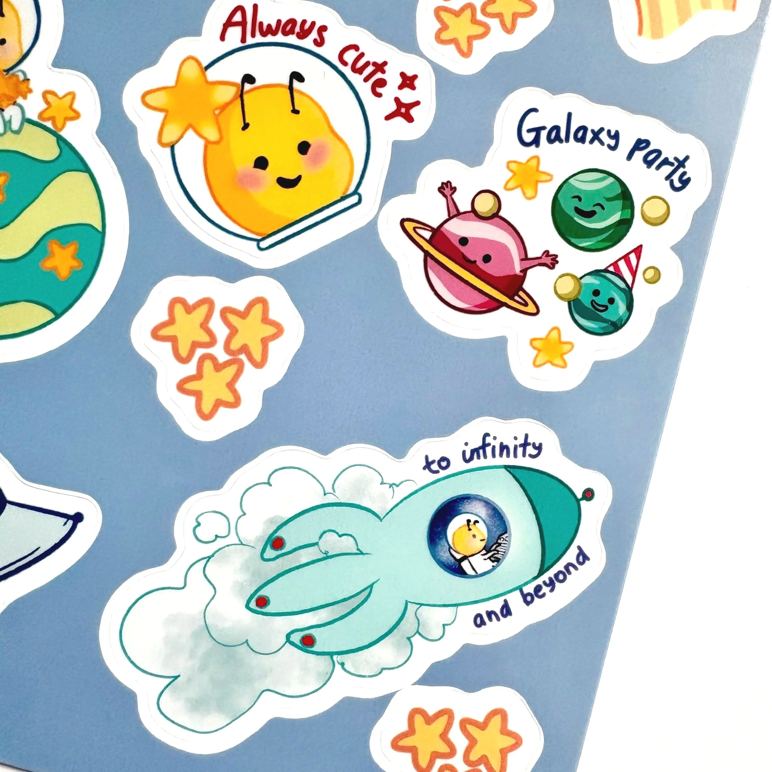 Sticker sheet d'une abeille cosmonaute qui part rendre visite à ses amies les étoiles