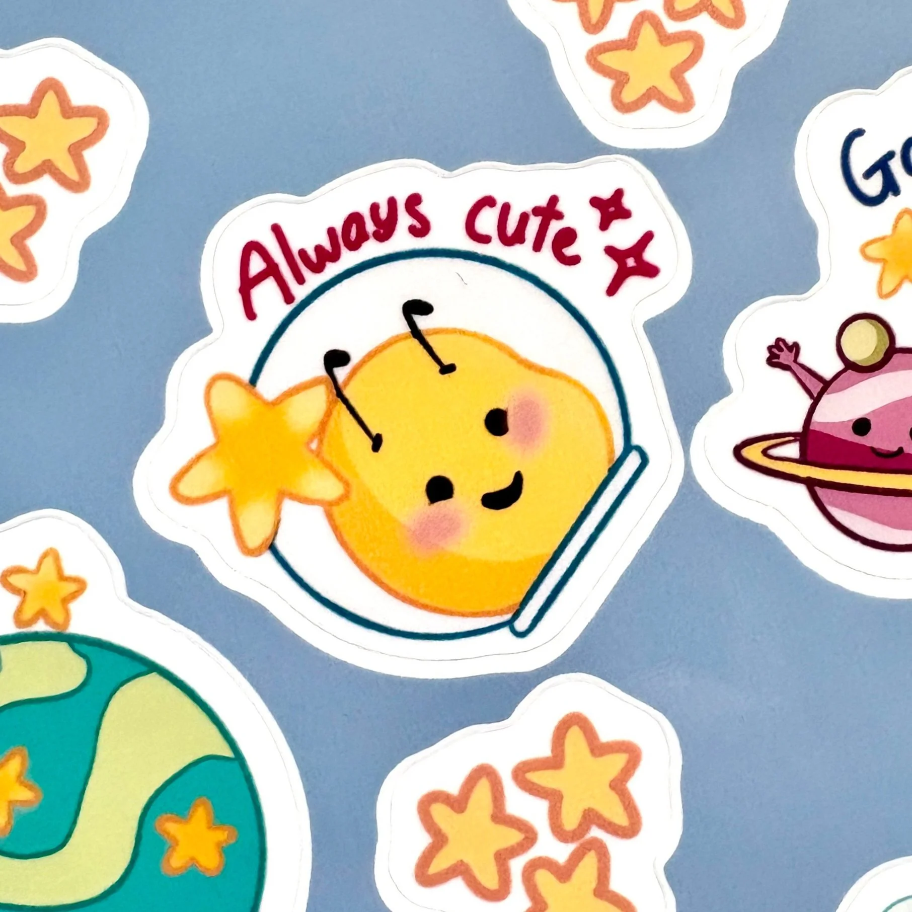 Sticker sheet d'une abeille cosmonaute qui part rendre visite à ses amies les étoiles