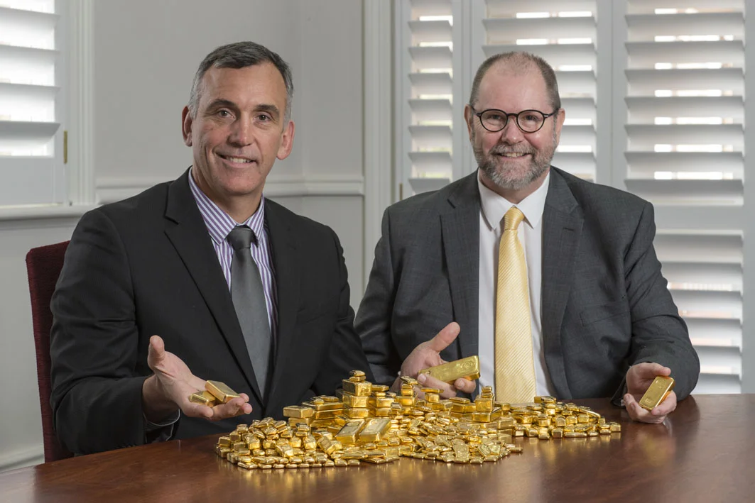  John Welborn, Managing Director & CEO Resolute Mining Limited, with Richard Hayes, Perth Mint Chief Executive Officer, and part of the Resolute dividend payment in gold bullion. 