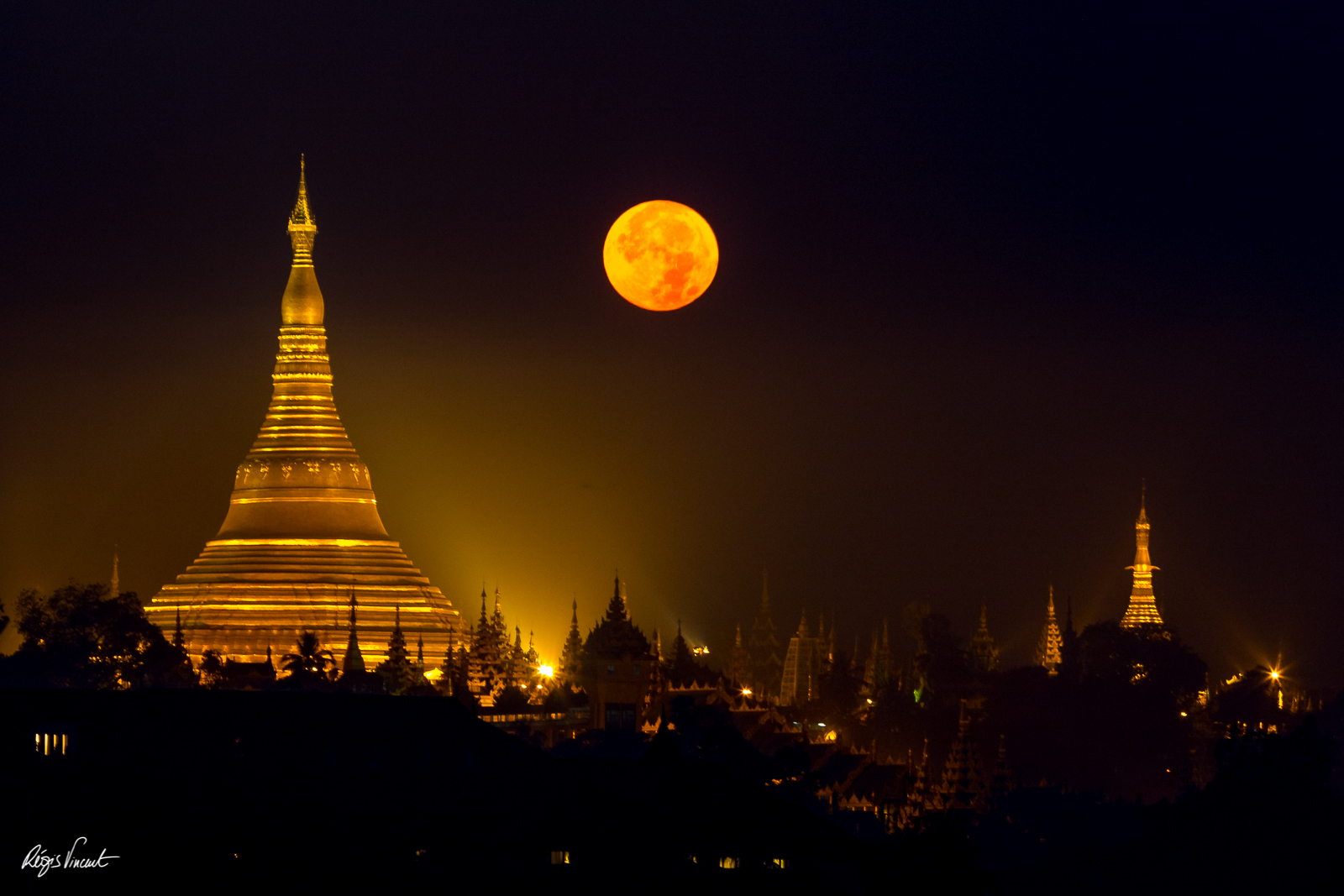 Shwedagon pagoda with the full moon