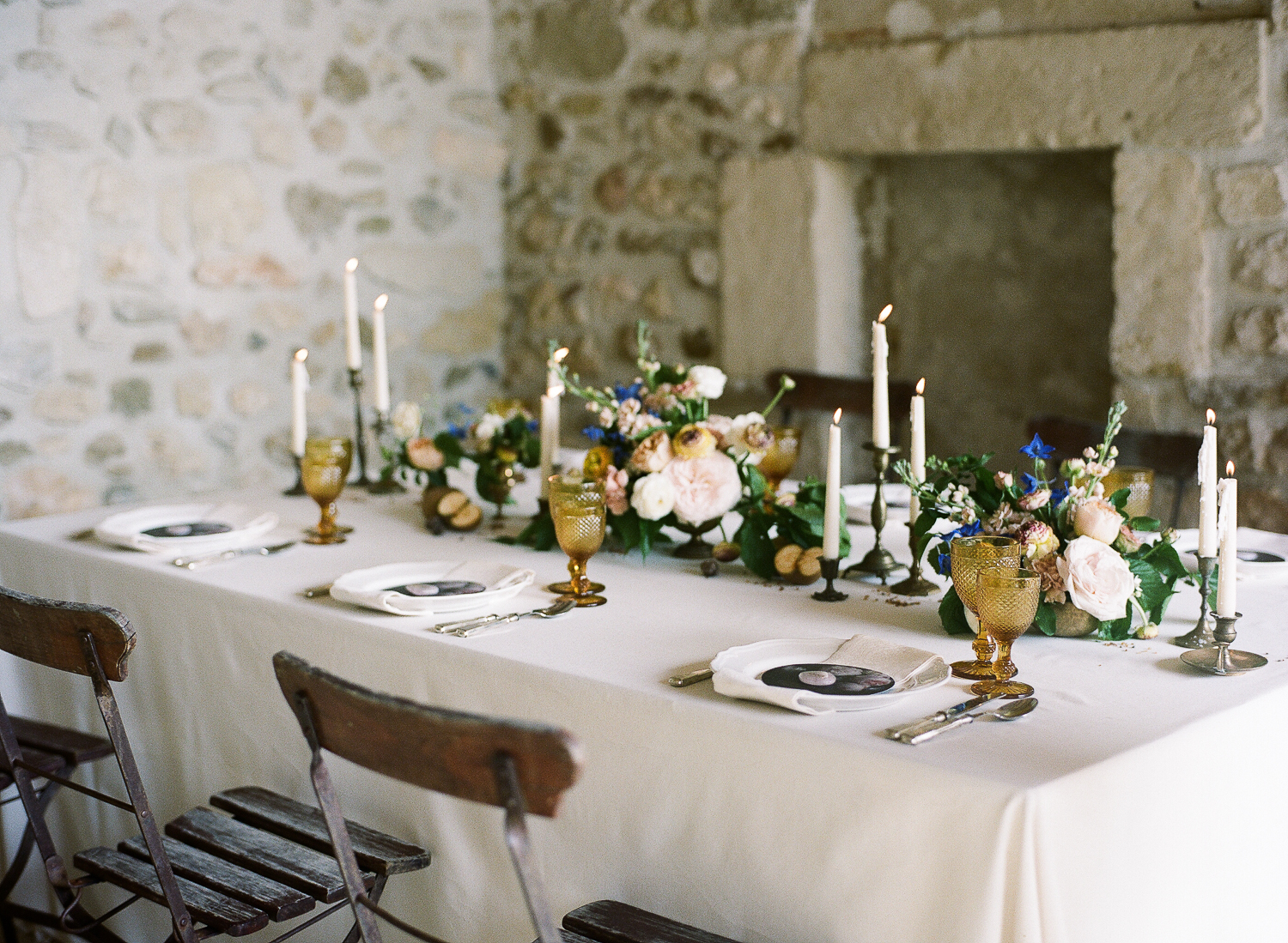 Simple table setting for intimate weddings in Provence