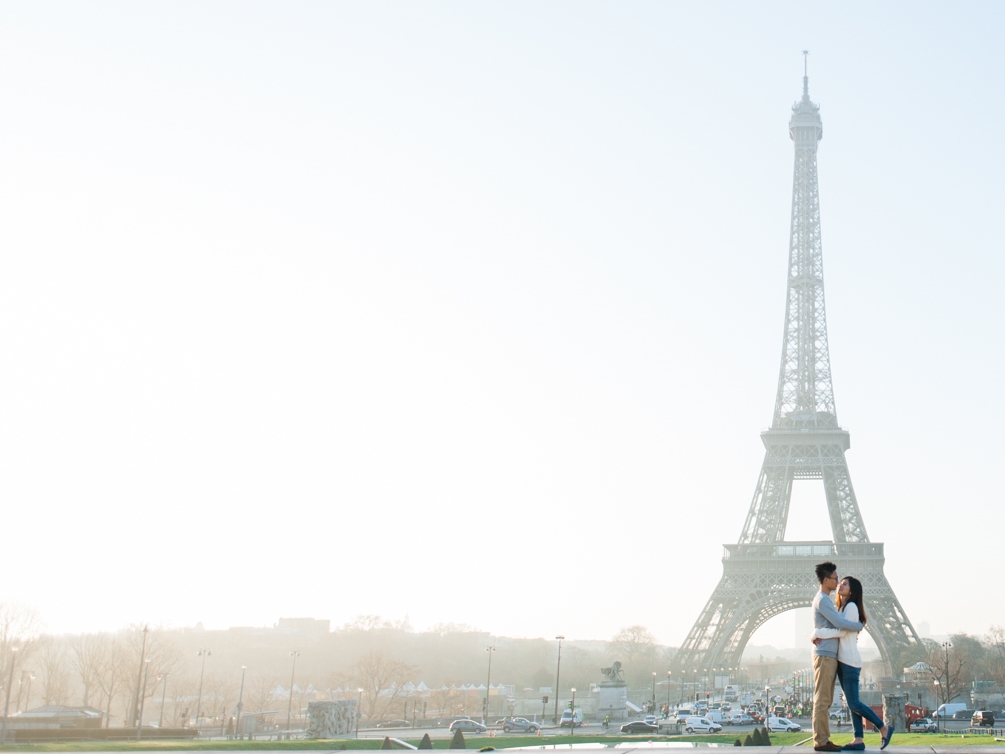 Engagement photo session with golden light in Paris in front of the Eiffel Tower