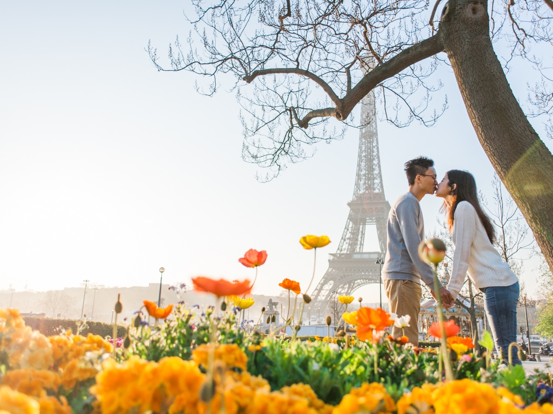 Spring engagement session in Paris in front of the Eiffel Tower