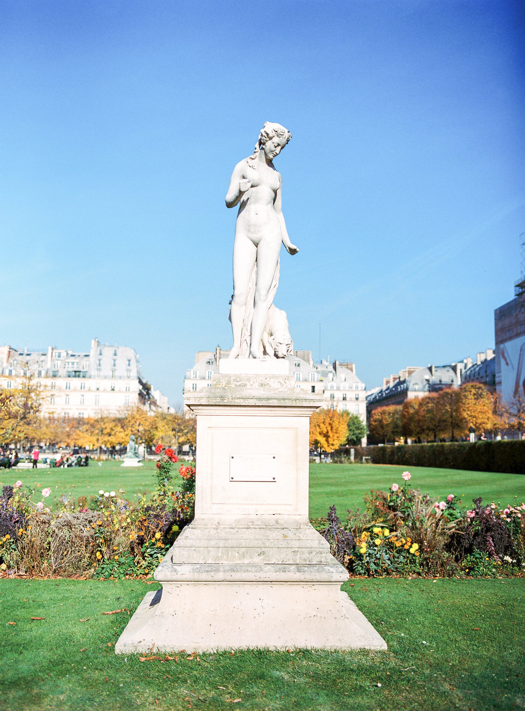 Engagement session in Paris Tuileries Garden