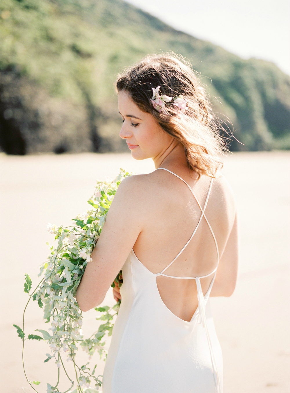 Robe de mariée pour mariage bohème et bouquet