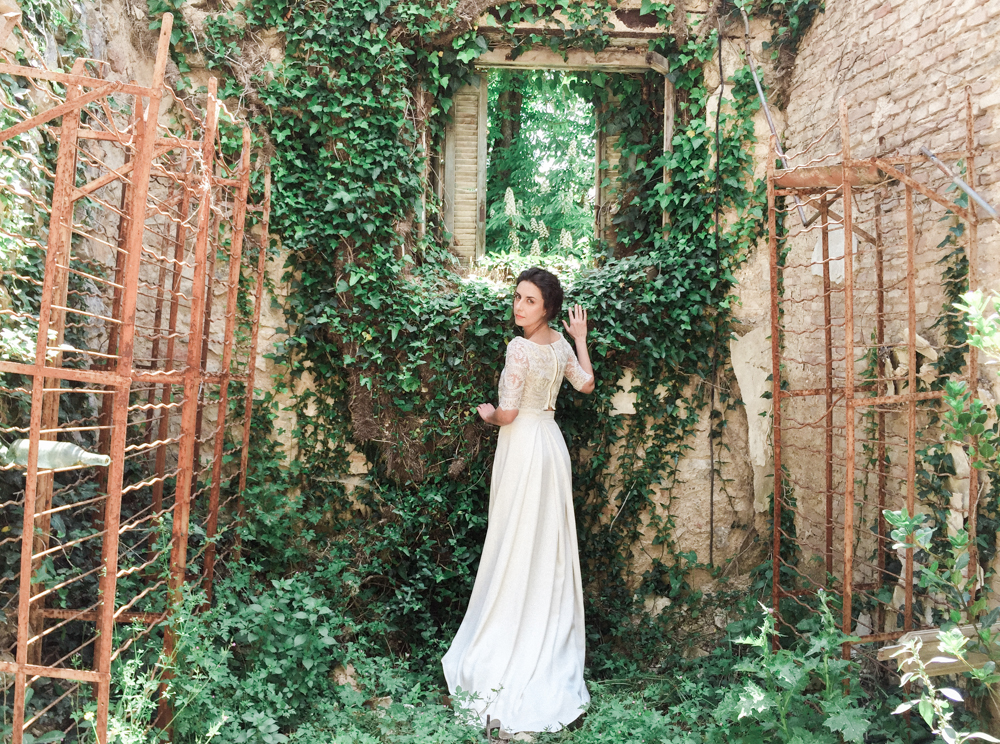 Dreamy abandoned place in Greece for weddings