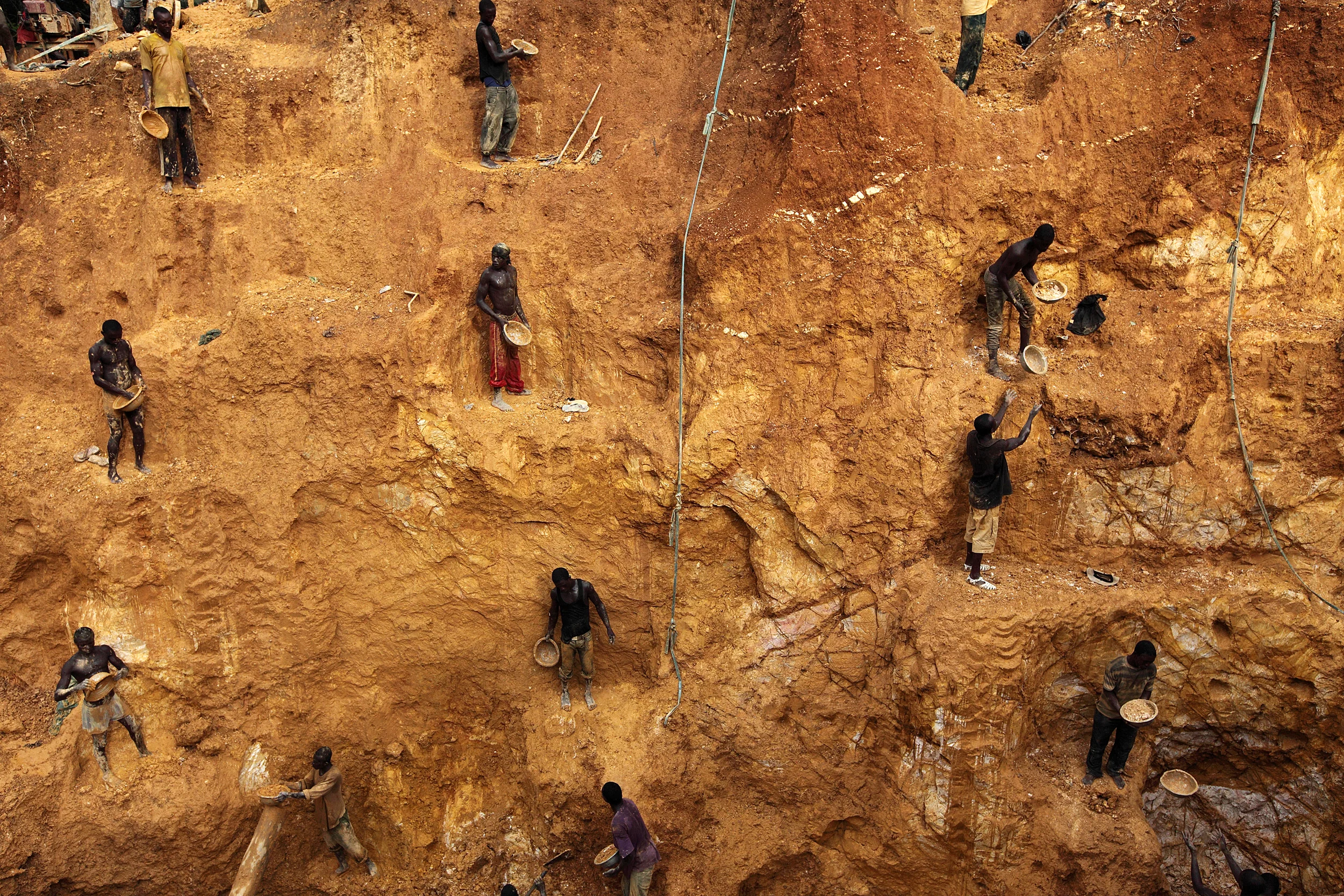 George Osodi, De Money – Ghana Gold (Serie), 2009, Fotografie (Papierabzug), Ausstellungskopie, Maße variabel.