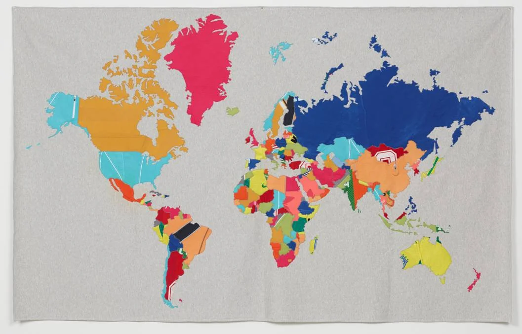 JONATHAN MONK, The World in Training, 2013, Stoffcollage aus Sportbekleidung, 150 x 240 cm, Courtesy: The Artist and Christine König Galerie