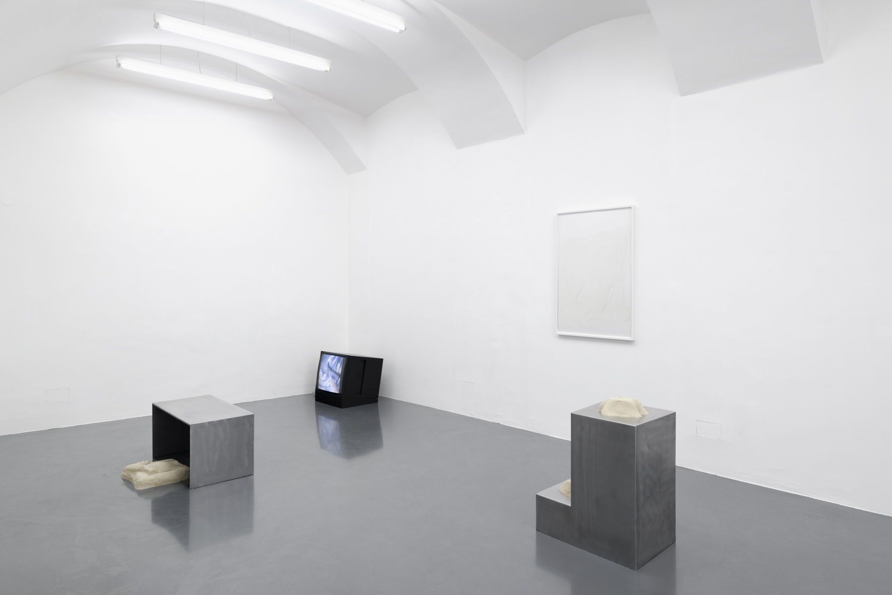 Exhibition View, Fieber, curated by Kari Rittenbach, Galerie Emanuel Layr, 2016. Courtesy: Galerie Emanuel Layr