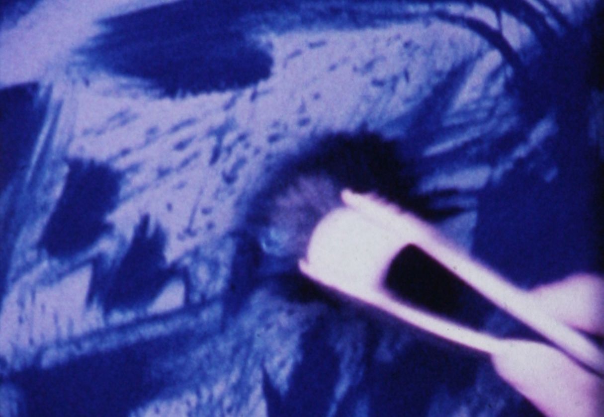 Margaret Raspé, Blau auf Weiß, Ränder und Rahmen (Blue on White Edges and Frames), 1979, Super 8 transferred to blu-ray, color, silent 18:00 min, Courtesy: Galerie Emanuel Layr