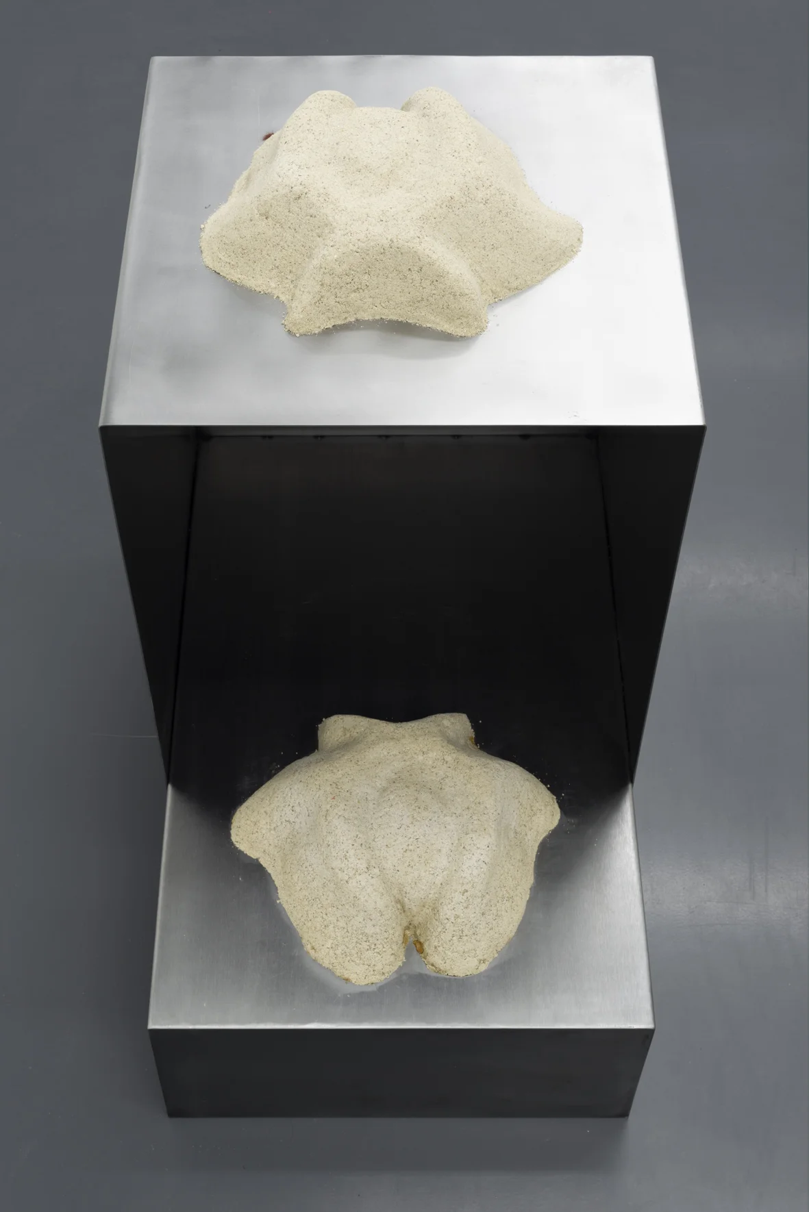 Lena Henke, Eure Frankfurter Küche, 2016, Metal, sand, silicone, fibreglass, epoxy resin, rubber, 70 x 70 x 45 cm, Courtesy: Galerie Emanuel Layr