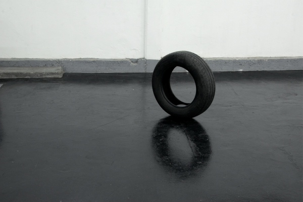JOHANNES ESPER, ContiEco, 2001, Autoreifen, gefärbtes Wasser Maße variabel Unikat, Photo: Thorsten Hallscheidt