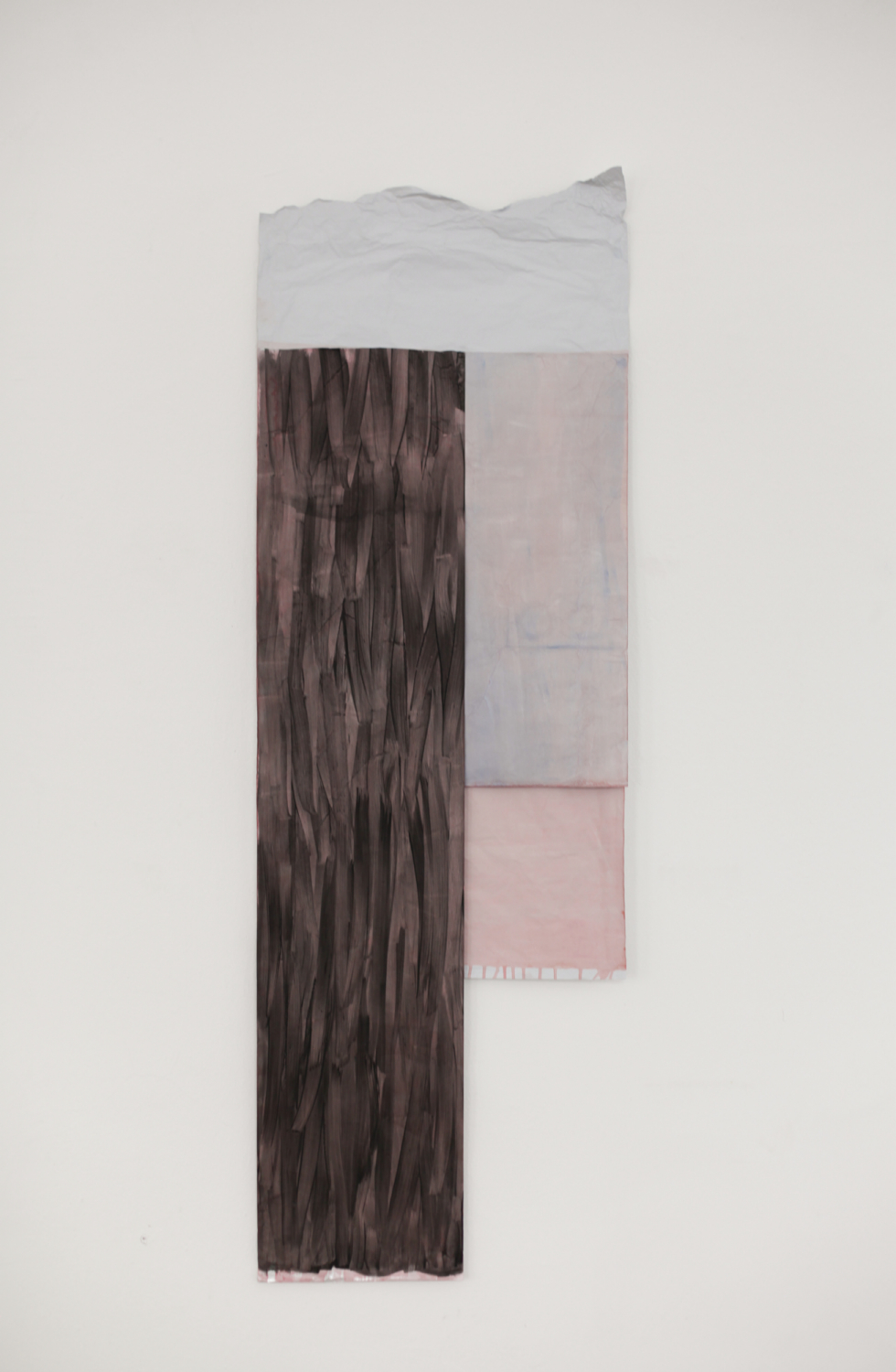 ANNE SCHNEIDER, Ohne Titel, 2015, Metallfolie, Öl. Acryl, Tempera, 150 x 51 cm, Courtesy: Galerie Christine König